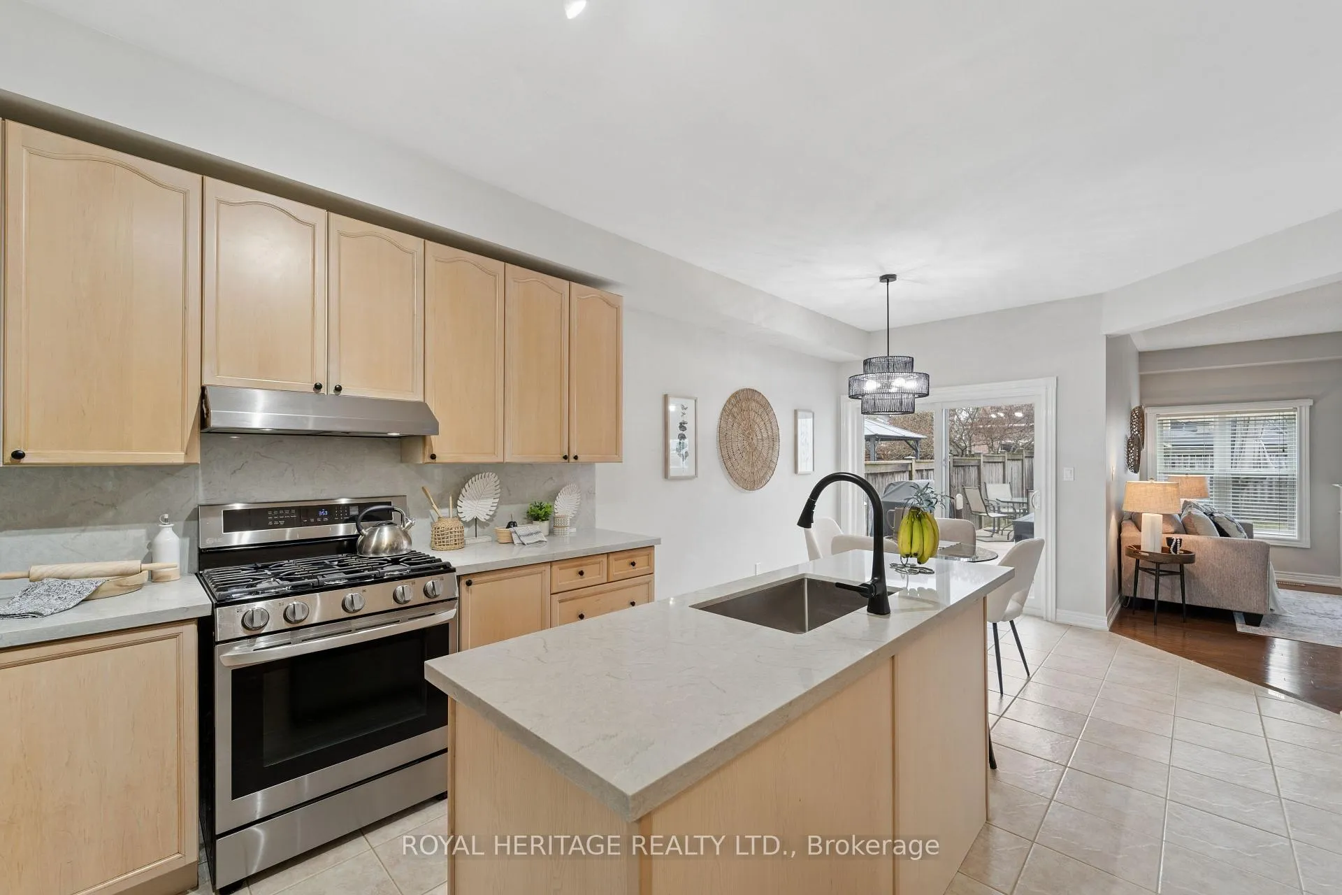 Photo 5 of 44 Cranborne Crescent, Whitby, Brooklin — HOMEH