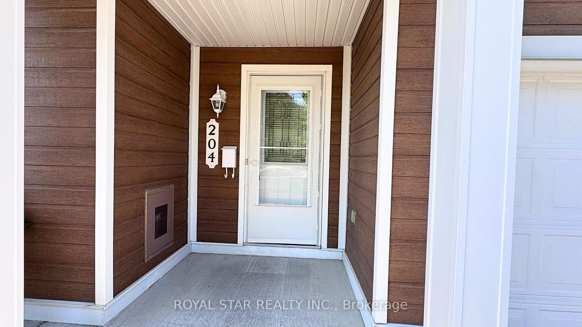Photo 3 of 204 Catamount Court, Ottawa, Kanata - Emerald Meadows/Trailwest — HOMEH