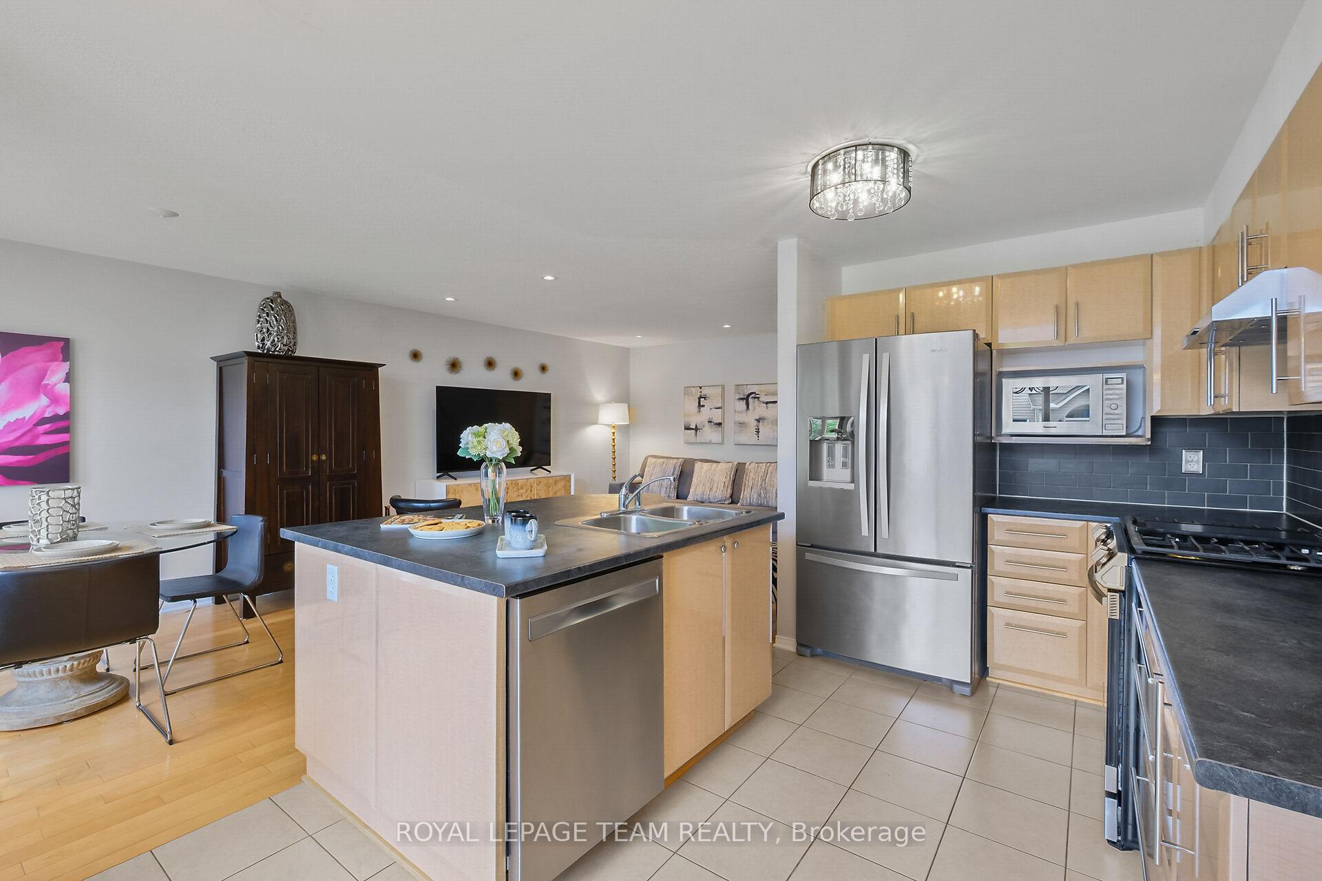 Photo 4 of 2072 Dunollie Crescent, Ottawa, Kanata - Morgan's Grant/South March — HOMEH