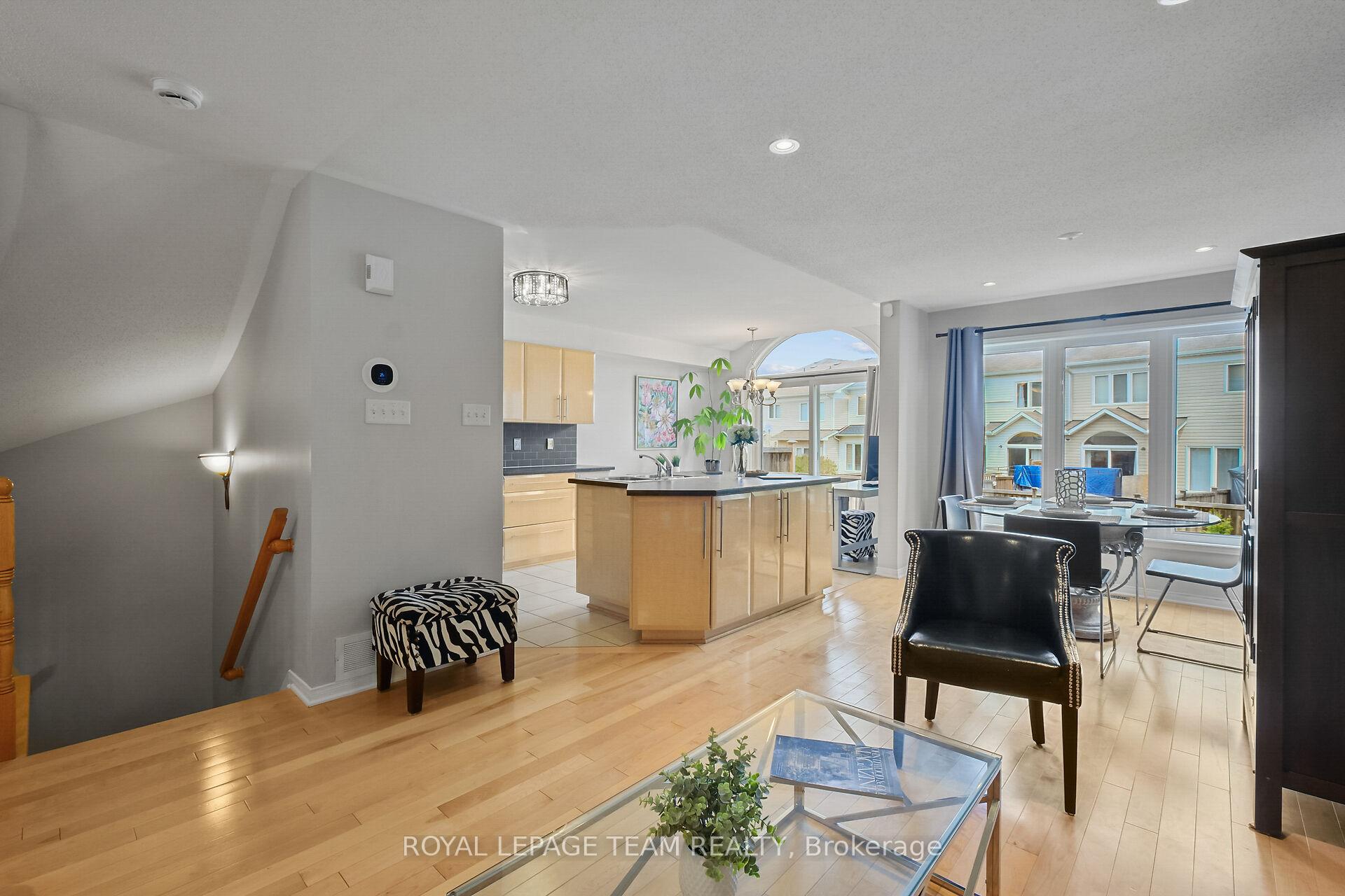Photo 12 of 2072 Dunollie Crescent, Ottawa, Kanata - Morgan's Grant/South March — HOMEH
