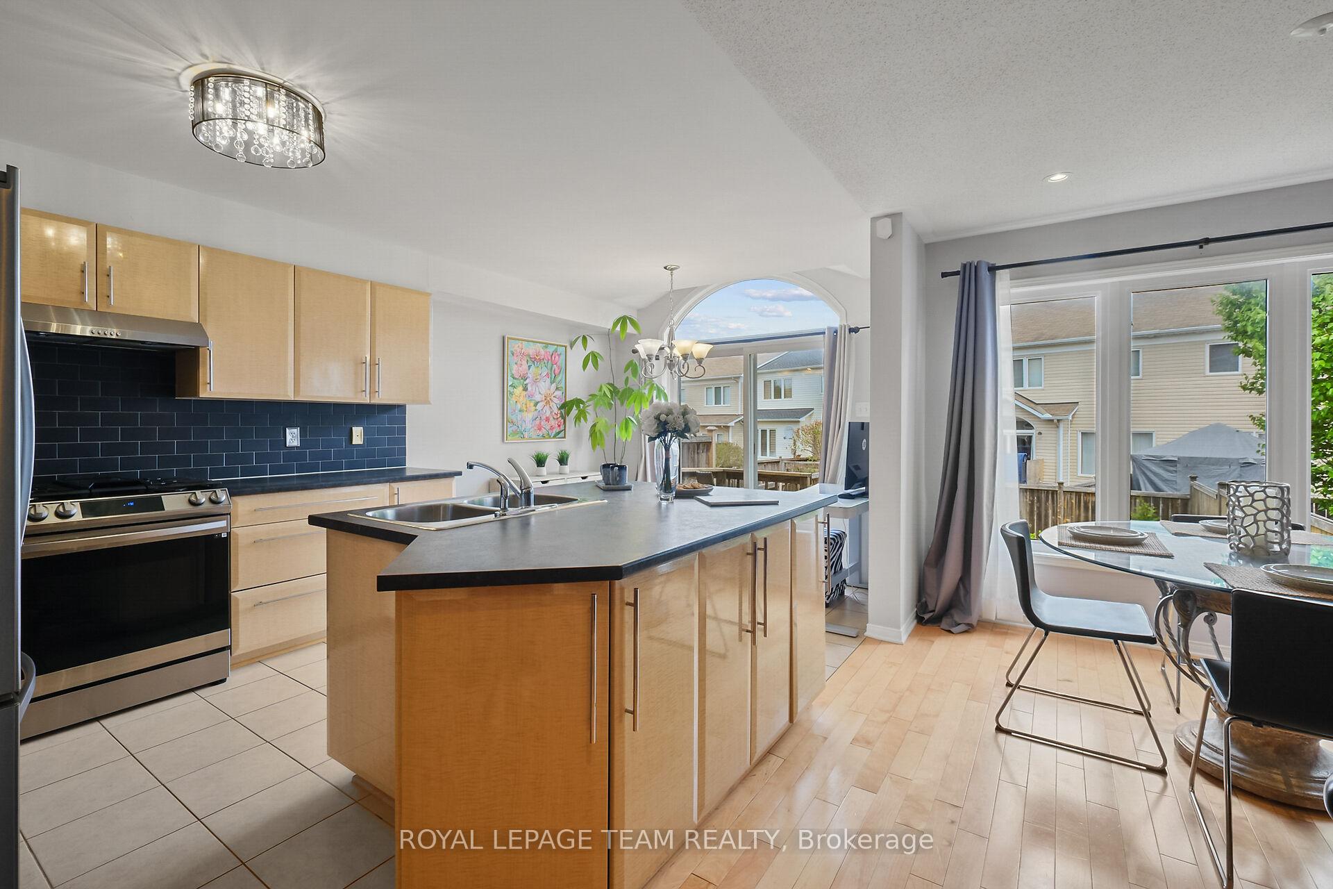 Photo 16 of 2072 Dunollie Crescent, Ottawa, Kanata - Morgan's Grant/South March — HOMEH