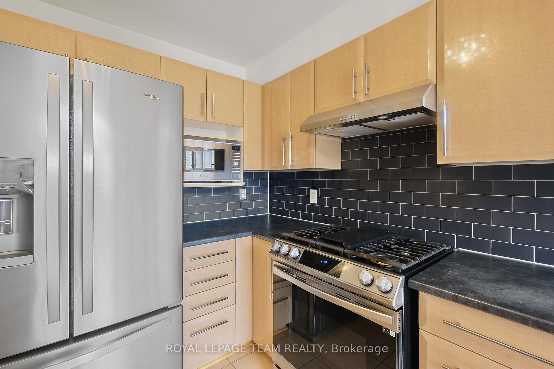 Photo 18 of 2072 Dunollie Crescent, Ottawa, Kanata - Morgan's Grant/South March — HOMEH
