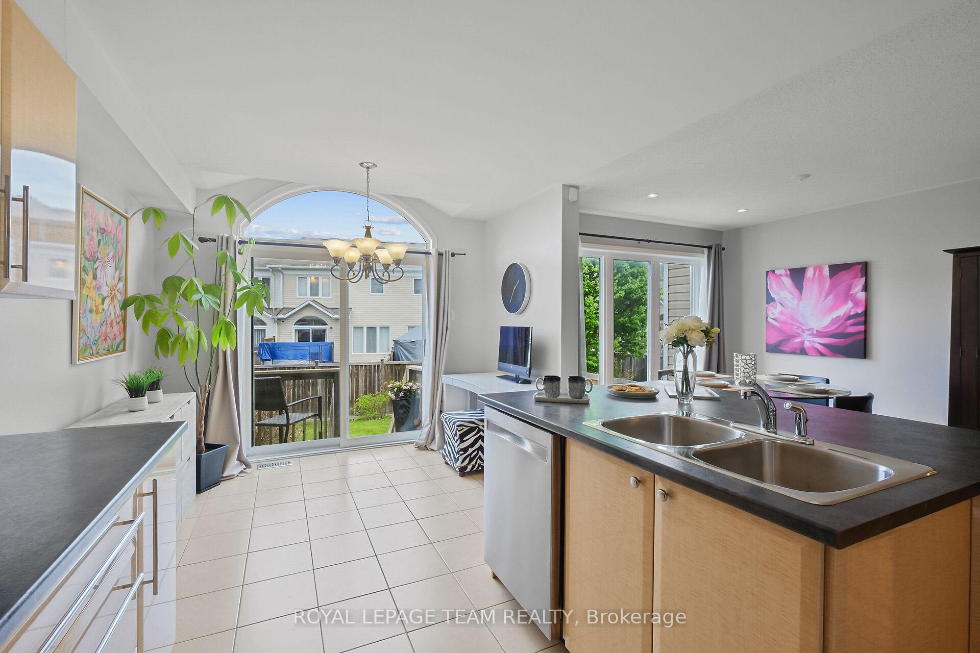Photo 19 of 2072 Dunollie Crescent, Ottawa, Kanata - Morgan's Grant/South March — HOMEH