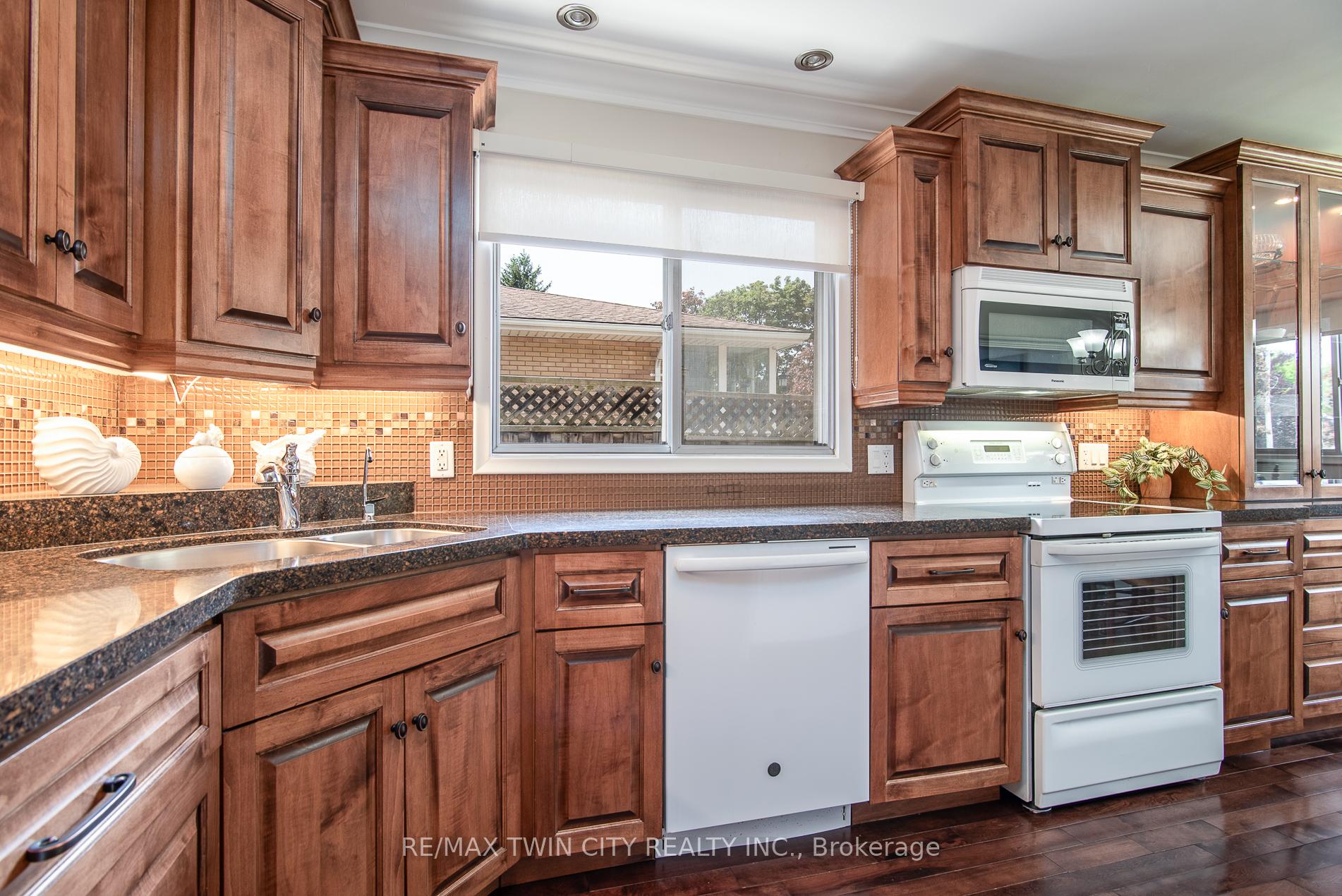 Photo 6 of 31 Carwood Crescent, Kitchener, Rockway — HOMEH