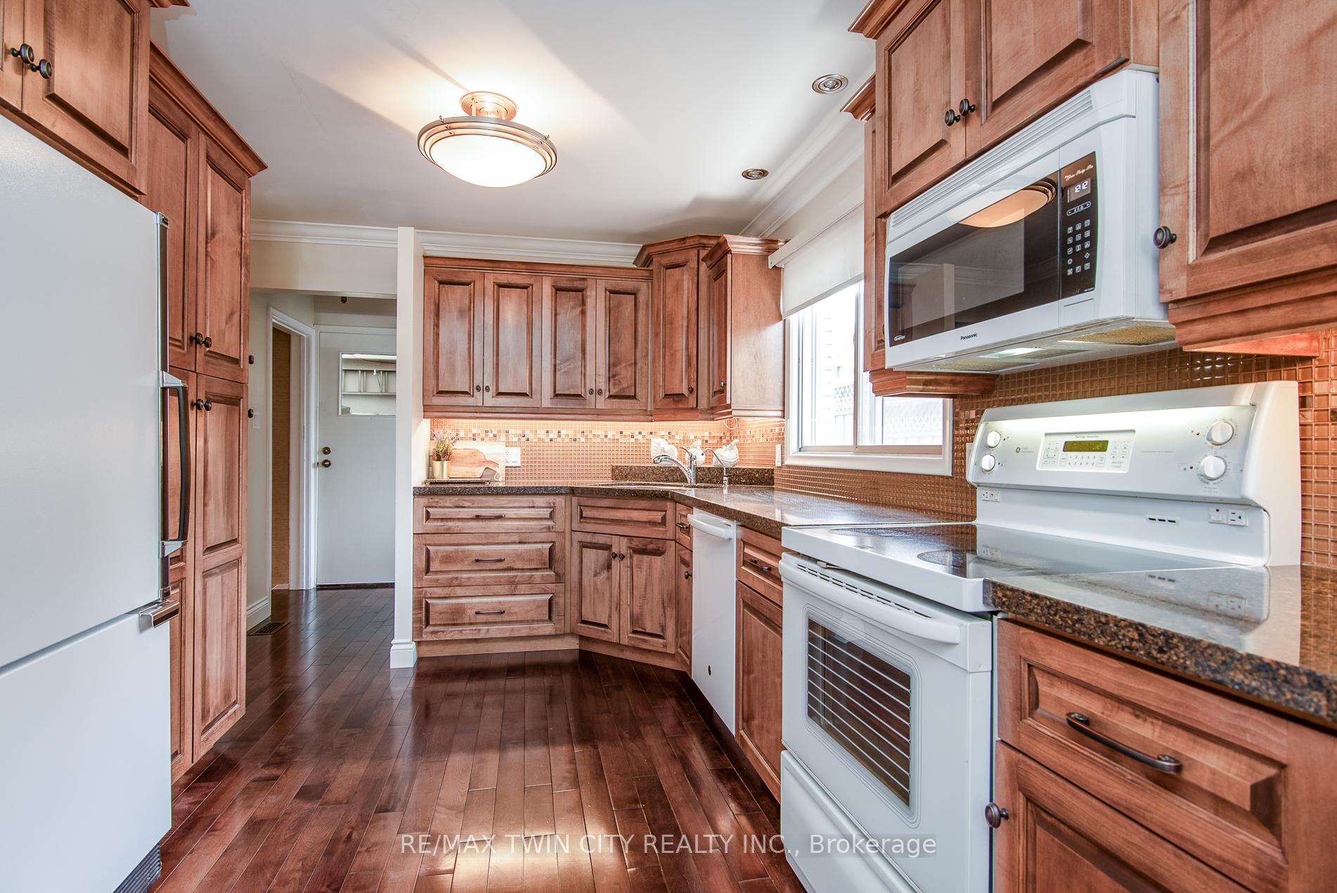 Photo 8 of 31 Carwood Crescent, Kitchener, Rockway — HOMEH