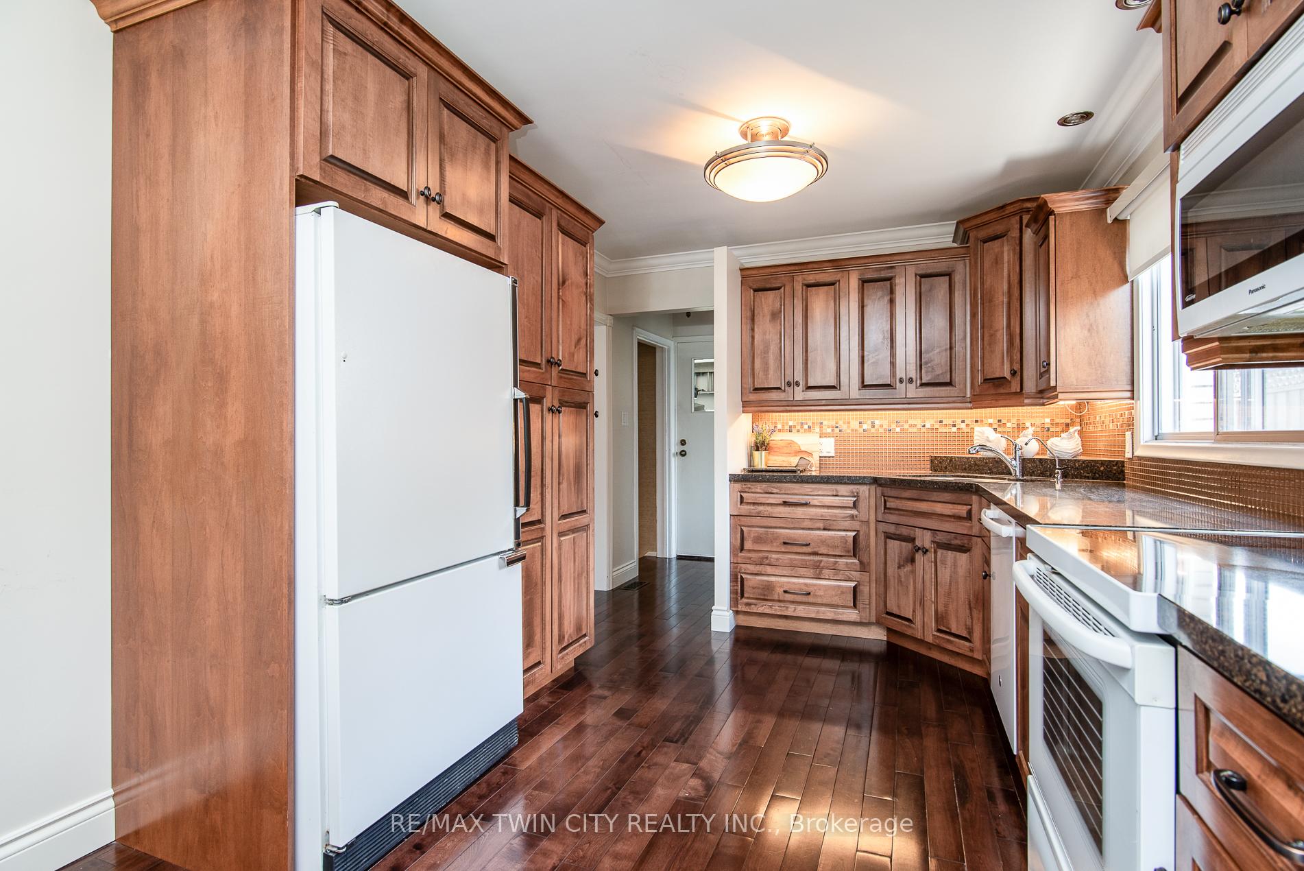 Photo 9 of 31 Carwood Crescent, Kitchener, Rockway — HOMEH
