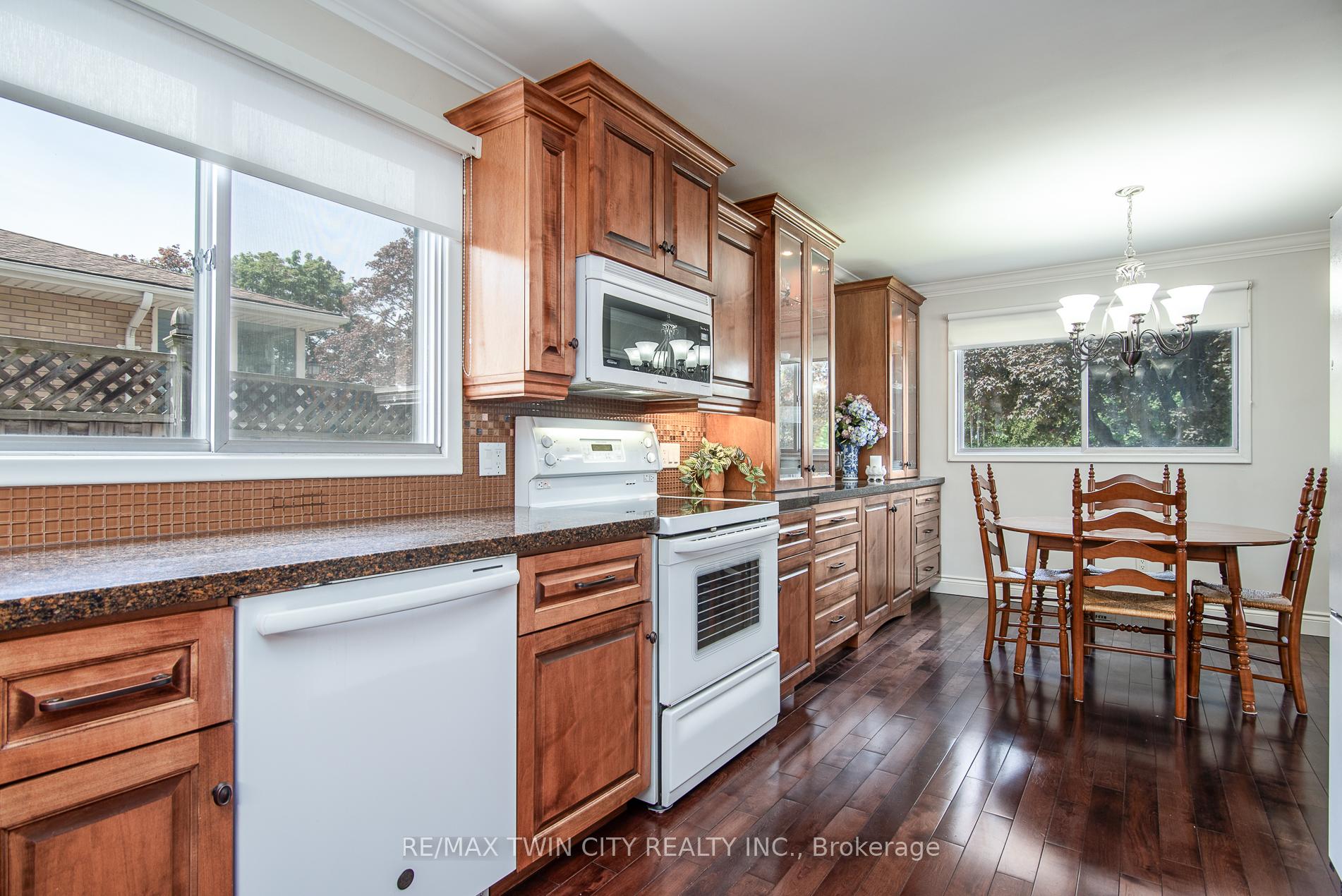 Photo 10 of 31 Carwood Crescent, Kitchener, Rockway — HOMEH