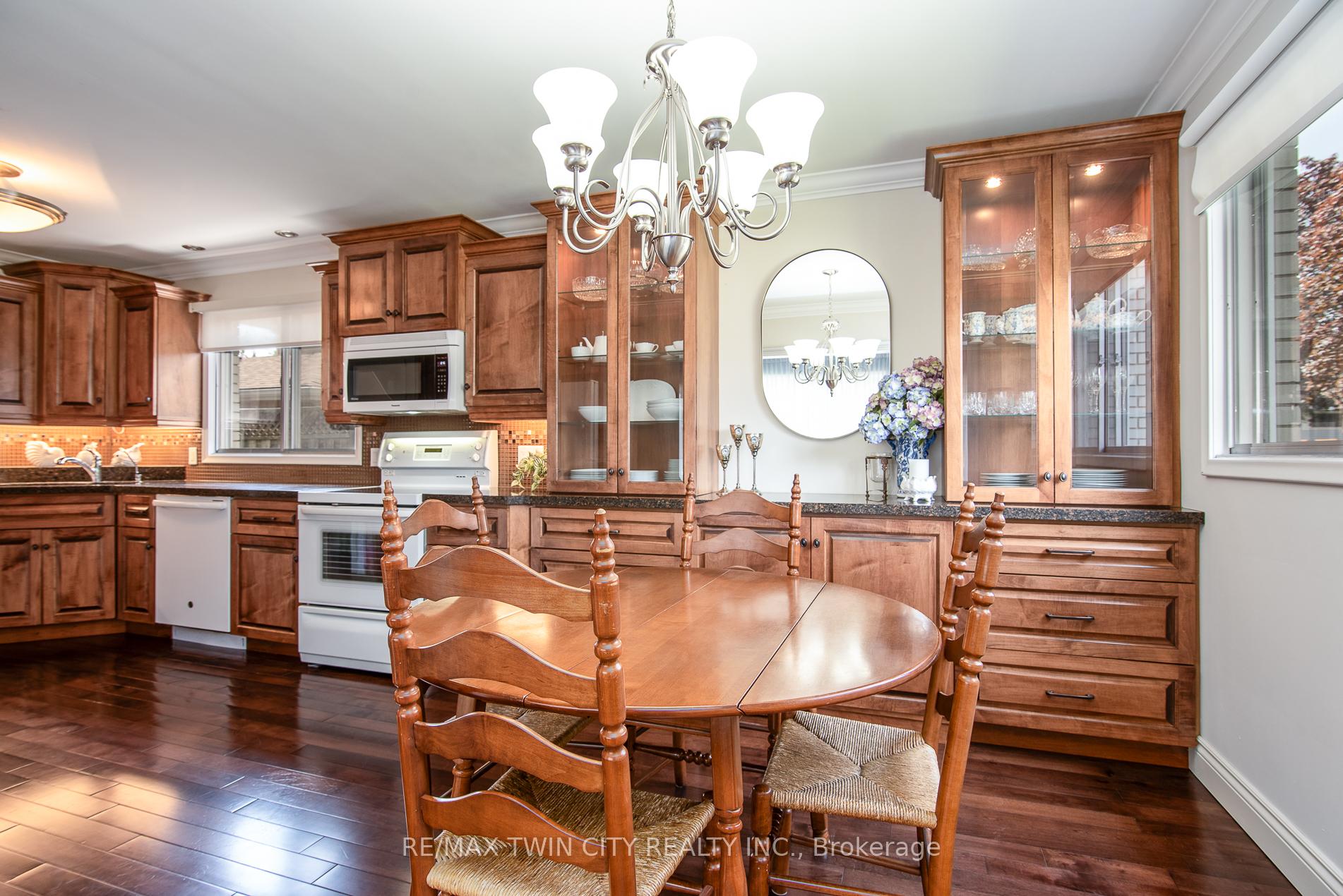 Photo 11 of 31 Carwood Crescent, Kitchener, Rockway — HOMEH