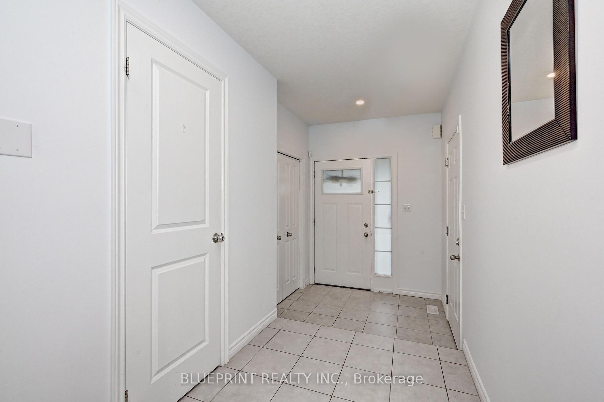 Photo 4 of 51 Woodedge Circle, Kitchener — HOMEH