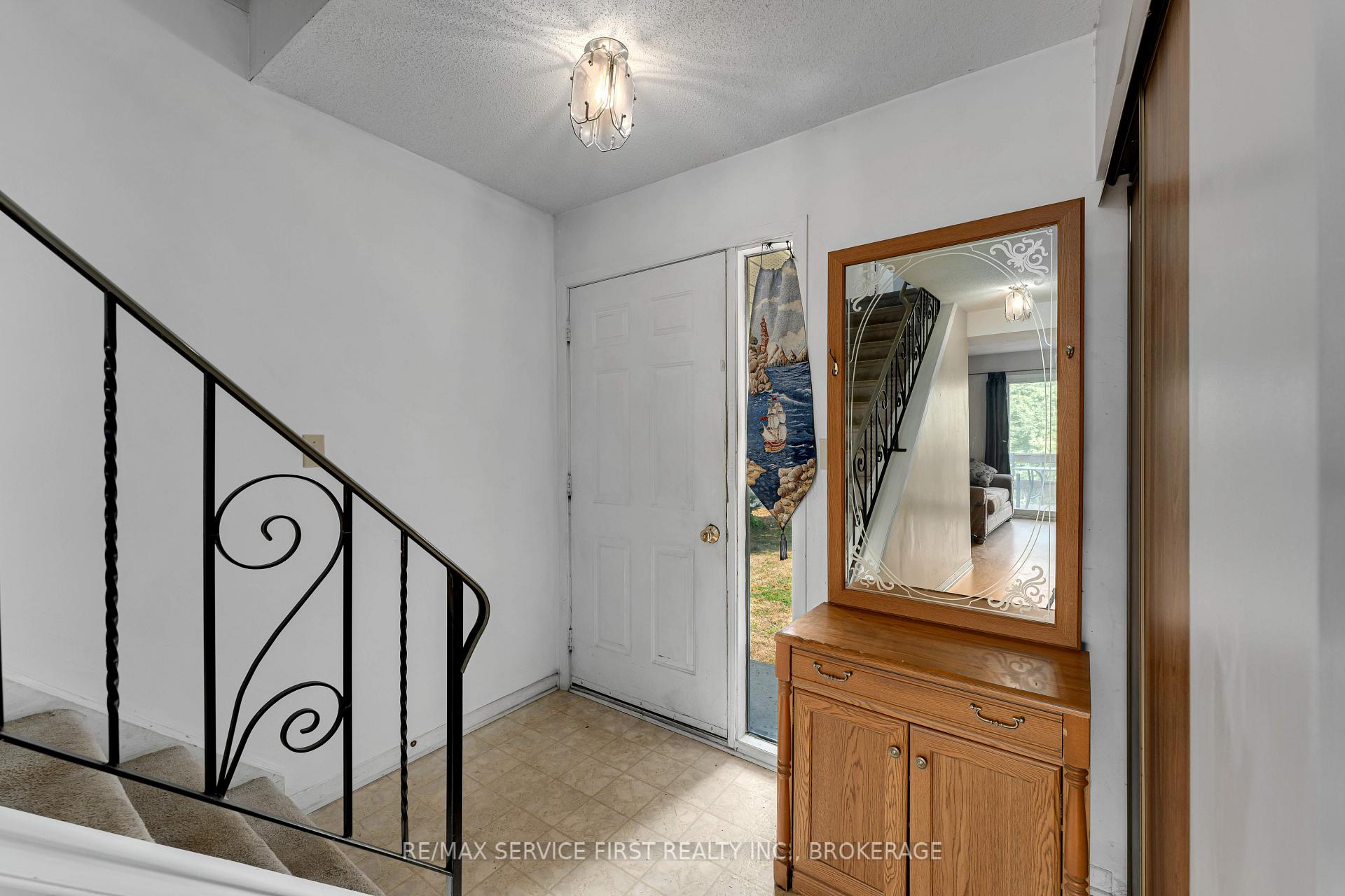 Photo 2 of 880 Muirfield Crescent, Kingston, East Gardiners Rd — HOMEH