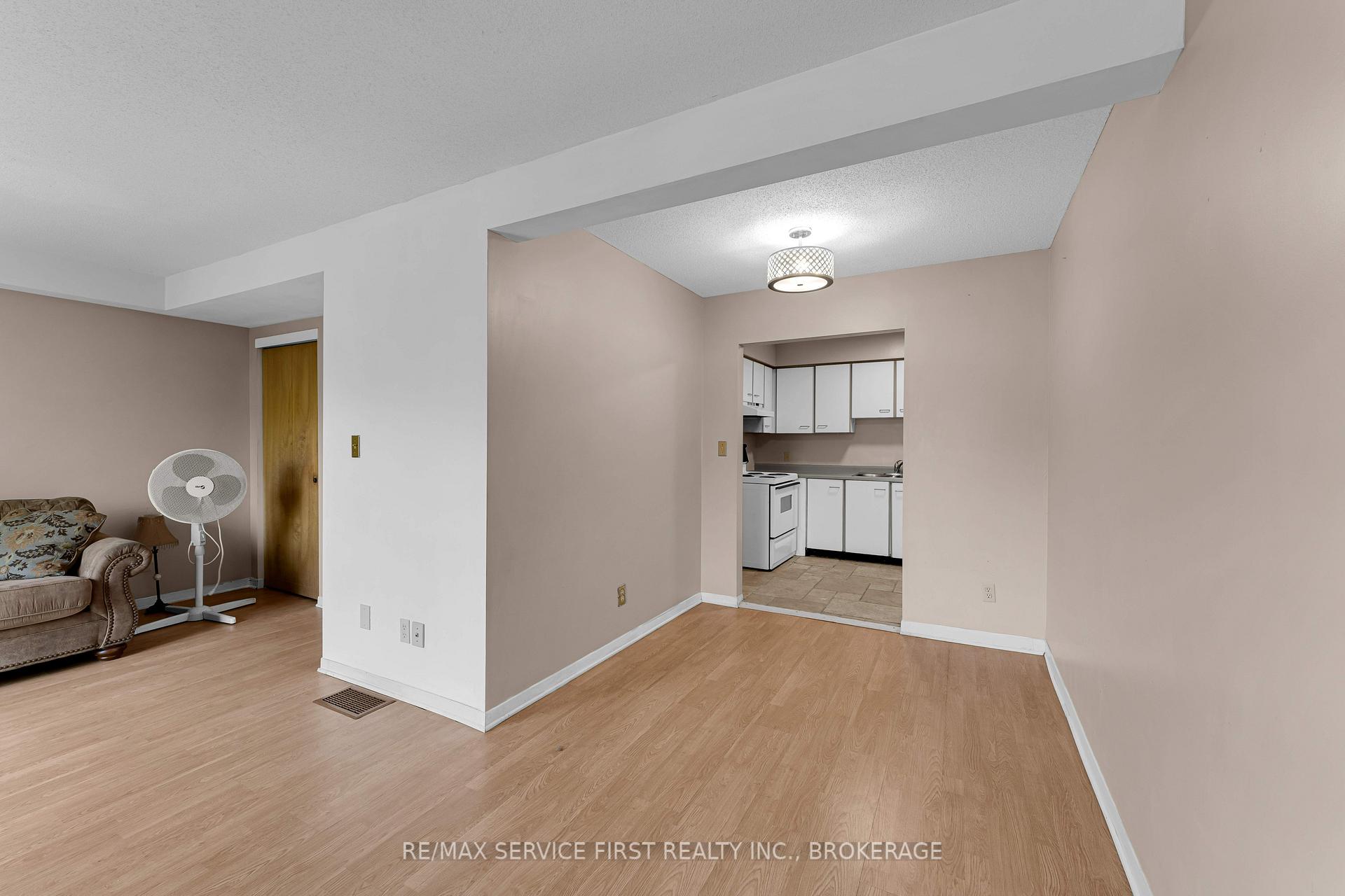 Photo 8 of 880 Muirfield Crescent, Kingston, East Gardiners Rd — HOMEH