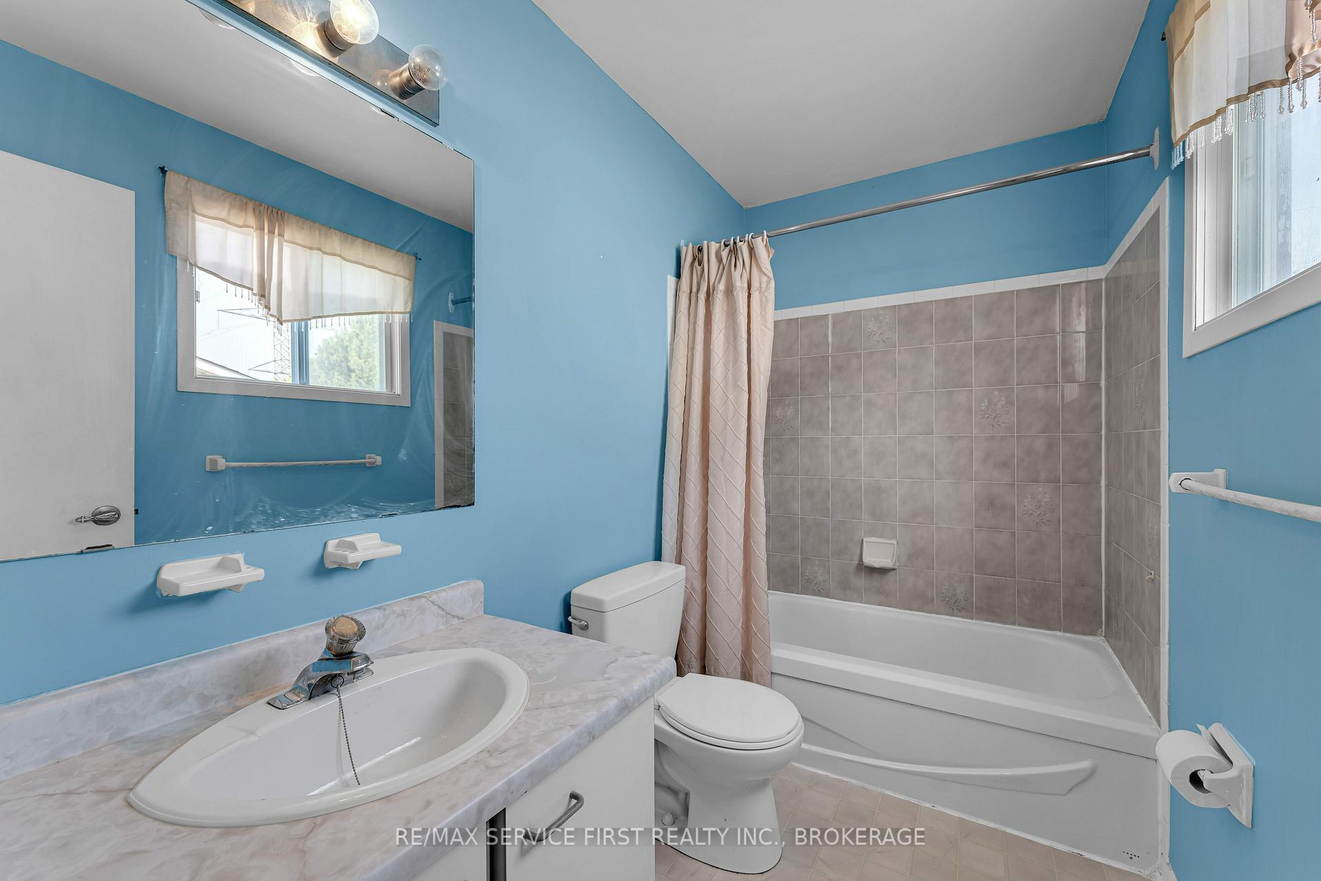 Photo 21 of 880 Muirfield Crescent, Kingston, East Gardiners Rd — HOMEH