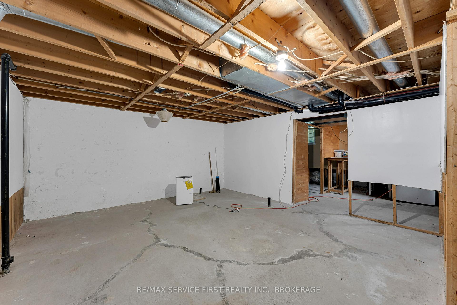 Photo 23 of 880 Muirfield Crescent, Kingston, East Gardiners Rd — HOMEH