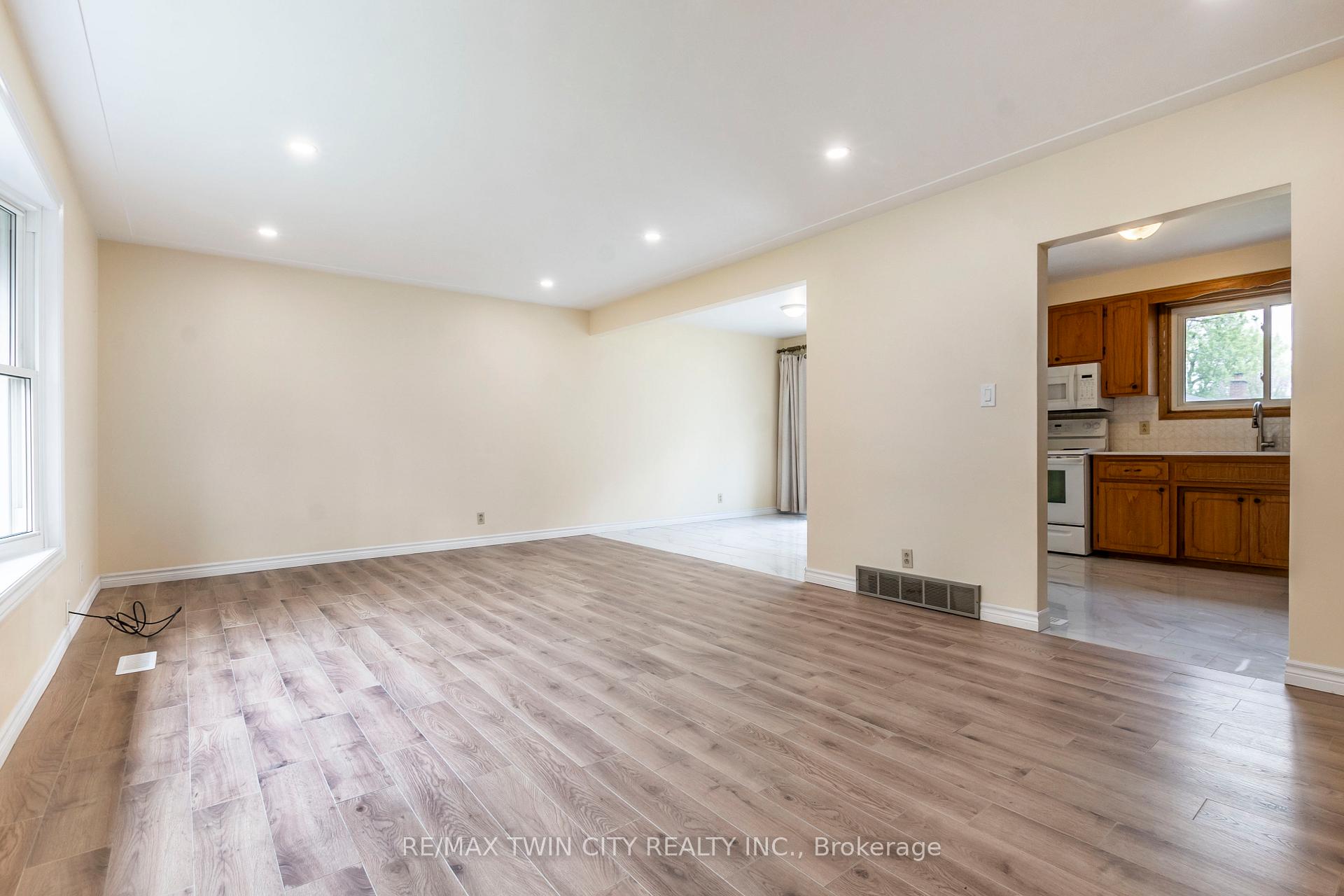 Photo 4 of 413 Carson Drive, Kitchener — HOMEH