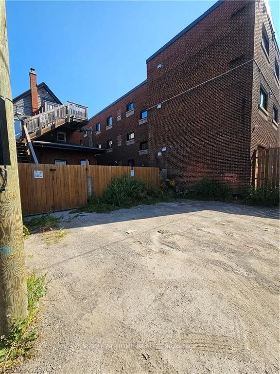 Photo 5 of Unit 4, 526 King Street E, Hamilton, Landsdale — HOMEH