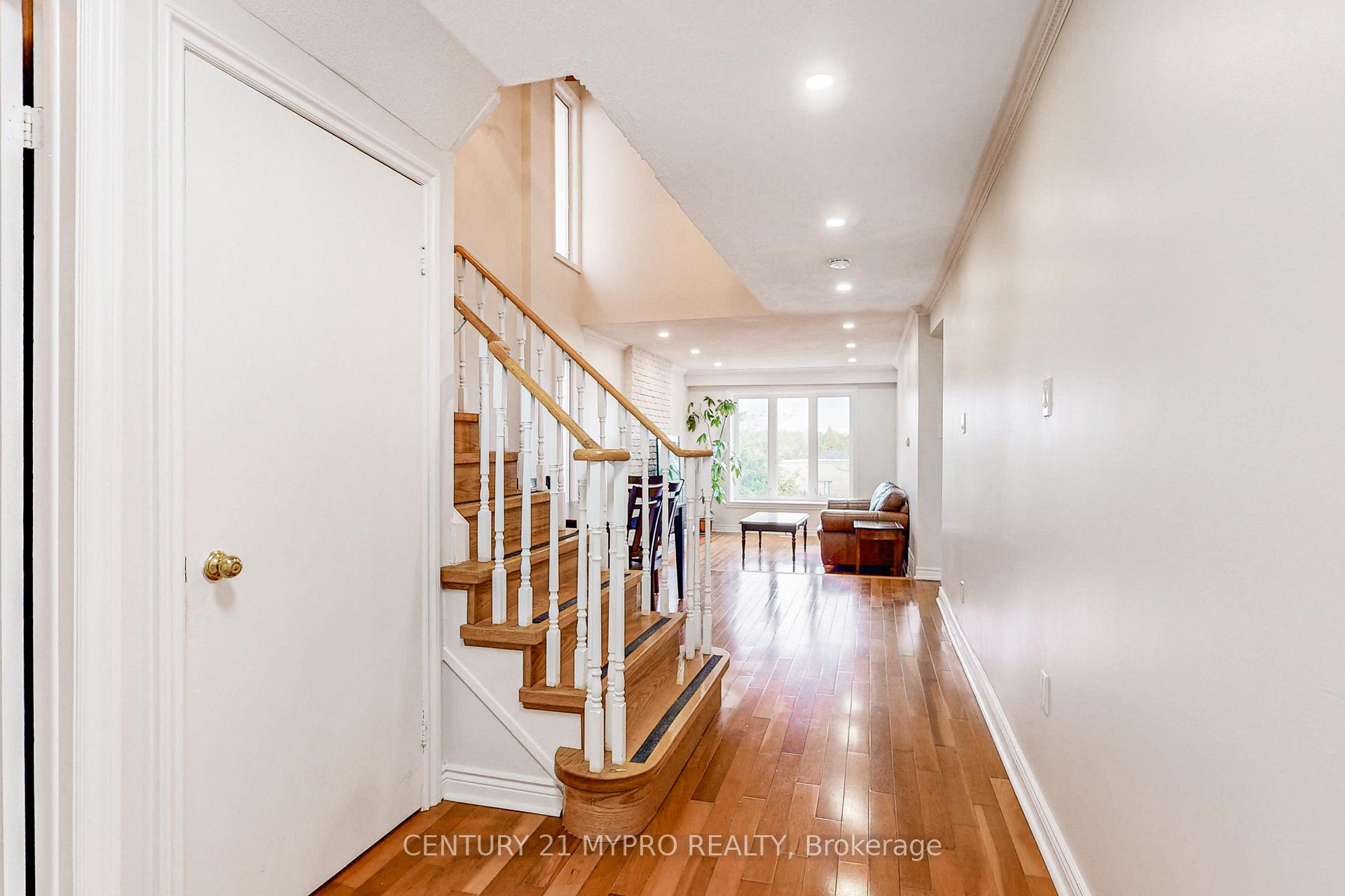 Photo 4 of 52 Foxglove Court, Markham, Unionville — HOMEH