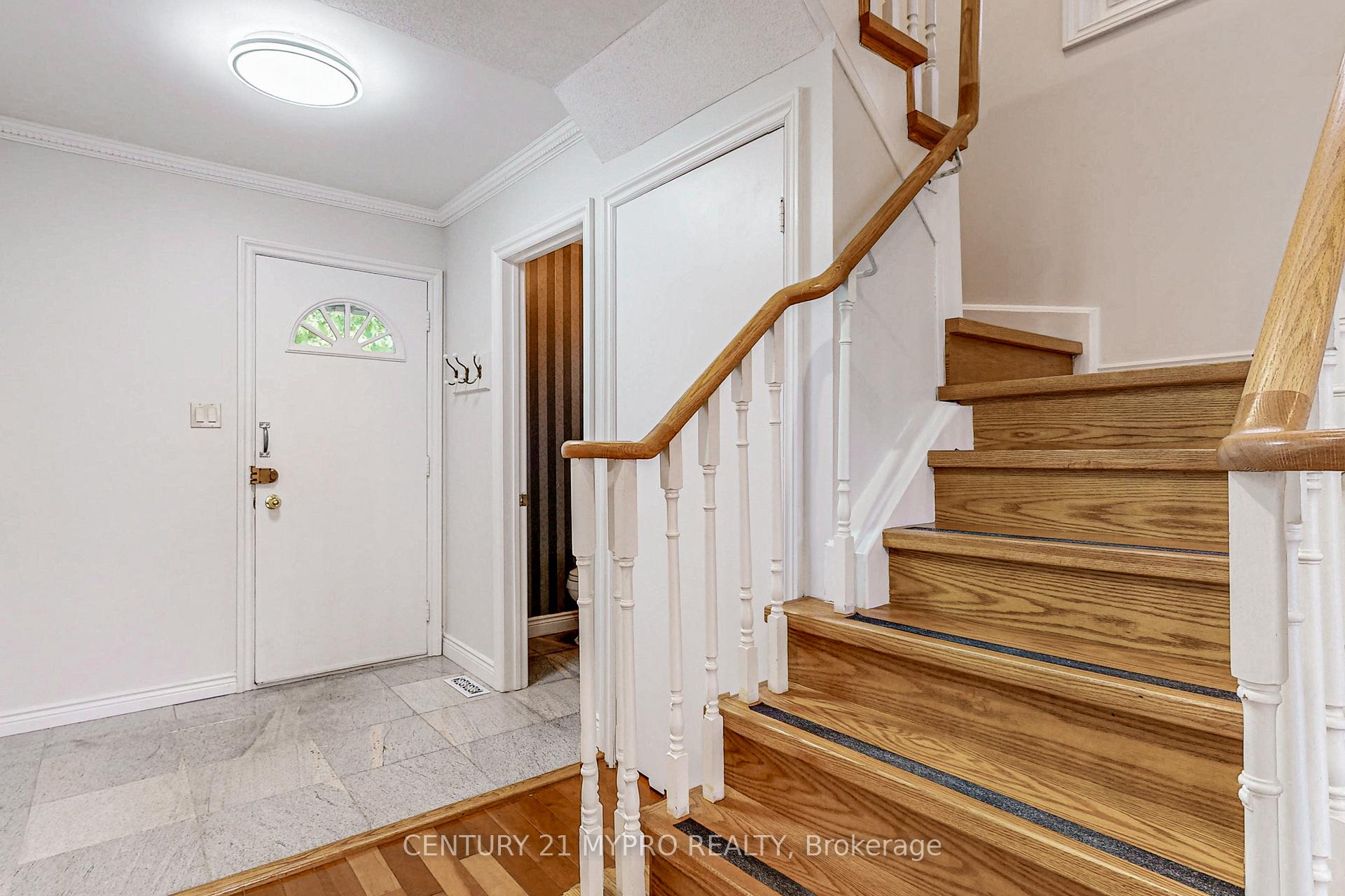 Photo 5 of 52 Foxglove Court, Markham, Unionville — HOMEH