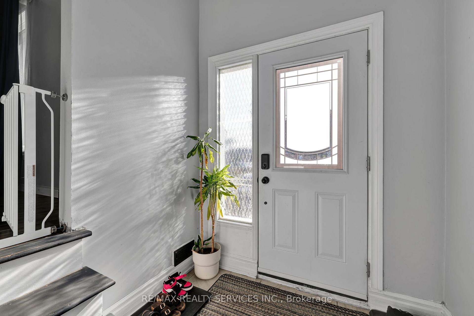 Photo 3 of 728 West 5th Street, Hamilton, Yeoville — HOMEH