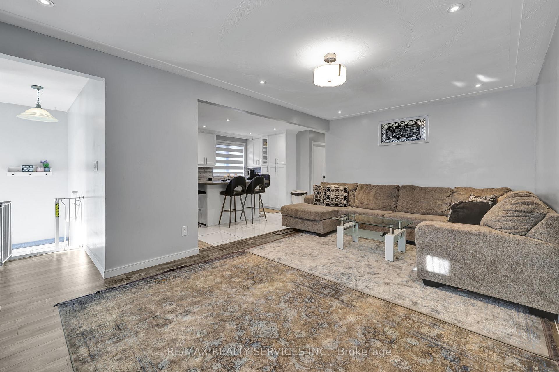Photo 6 of 728 West 5th Street, Hamilton, Yeoville — HOMEH