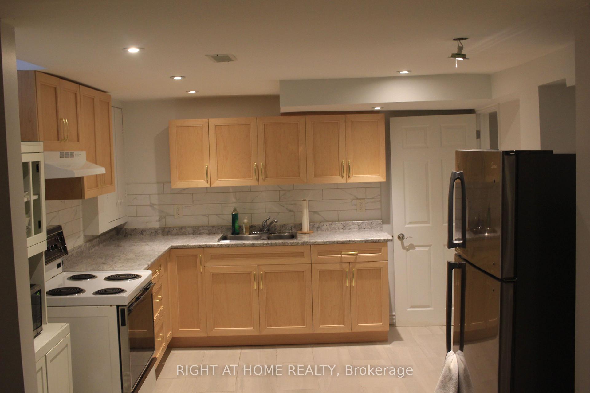 Photo 2 of 27 Mary Pearson Drive, Markham, Middlefield — HOMEH