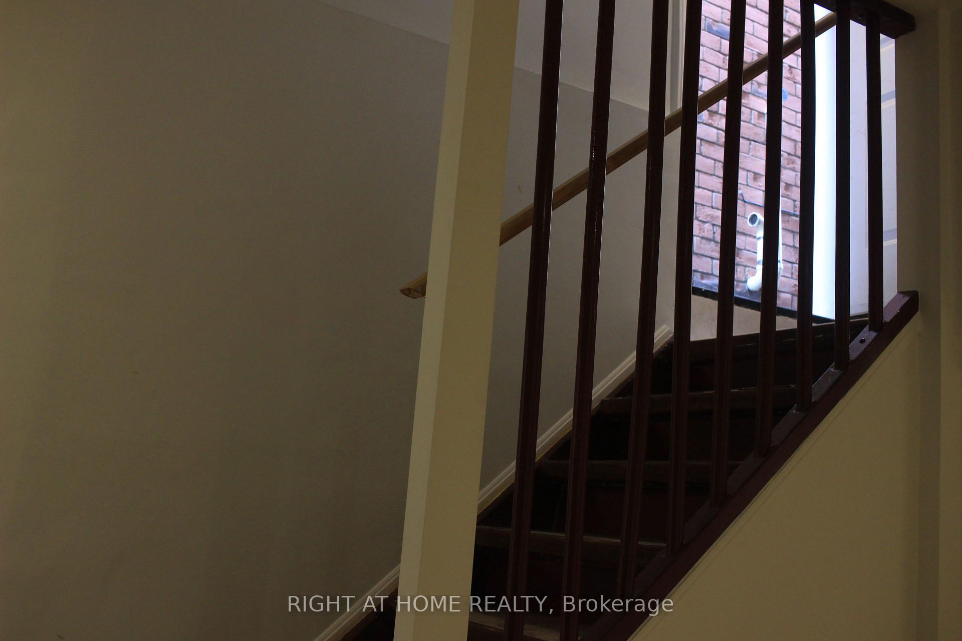 Photo 8 of 27 Mary Pearson Drive, Markham, Middlefield — HOMEH