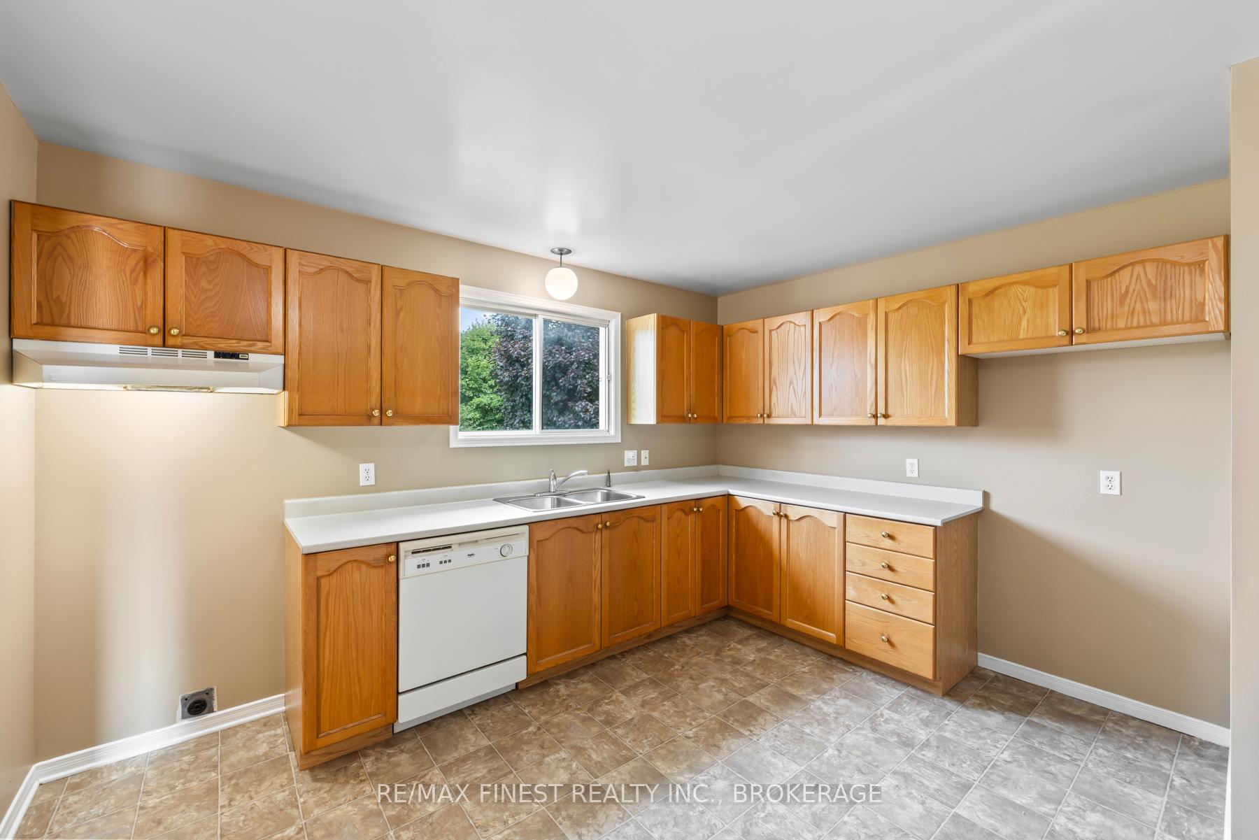 Photo 14 of 517 Citation Crescent, Kingston, City Southwest — HOMEH