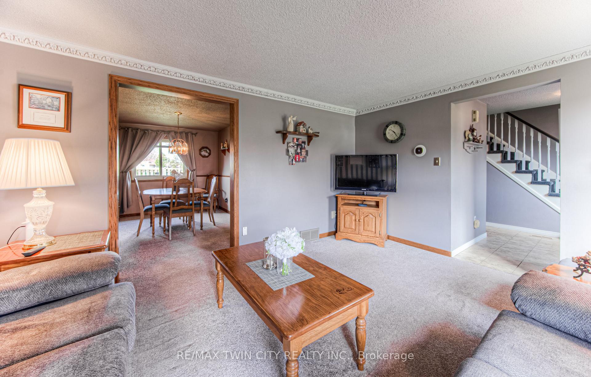 Photo 5 of 76 Newbury Drive, Kitchener — HOMEH