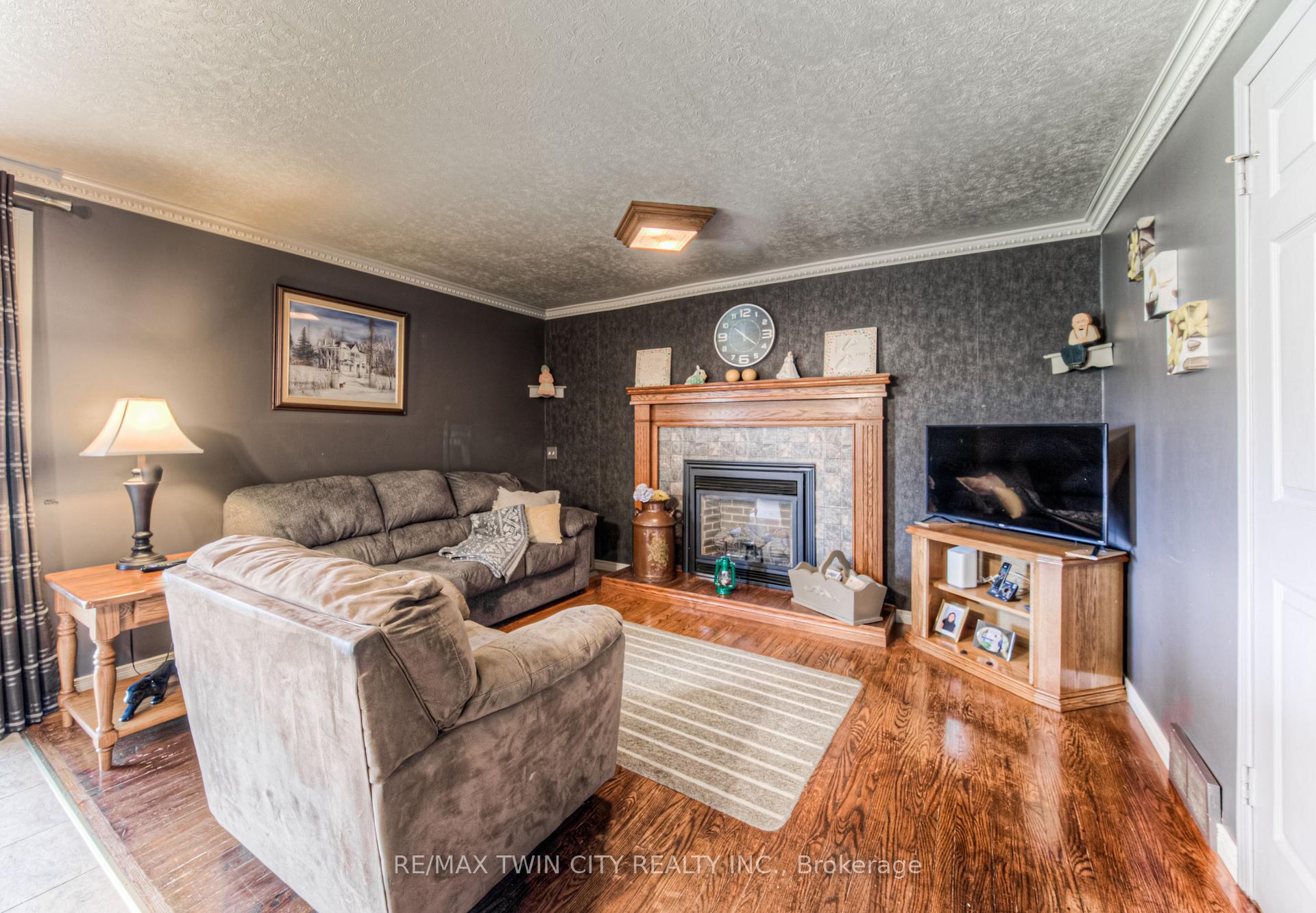 Photo 10 of 76 Newbury Drive, Kitchener — HOMEH