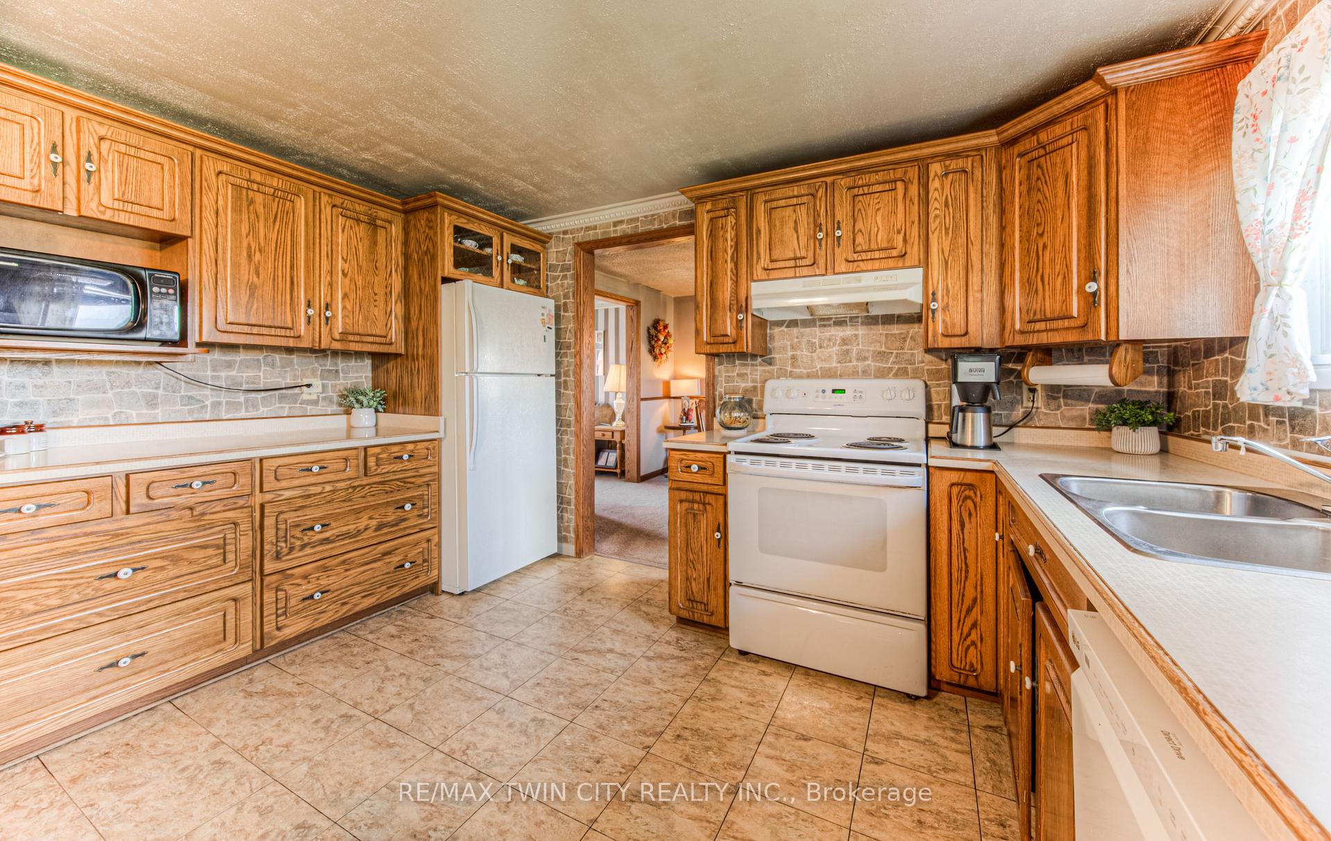 Photo 16 of 76 Newbury Drive, Kitchener — HOMEH