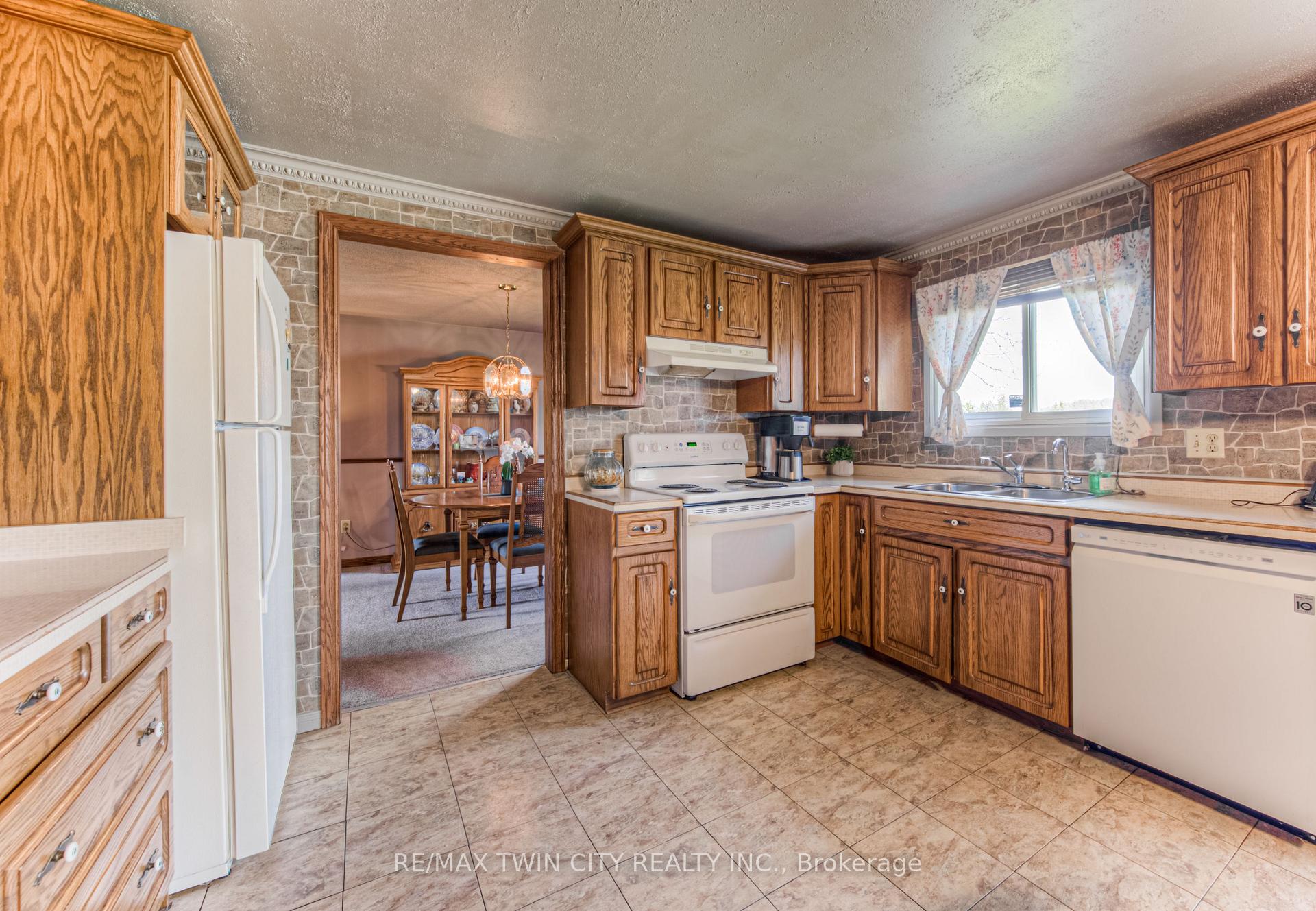 Photo 17 of 76 Newbury Drive, Kitchener — HOMEH