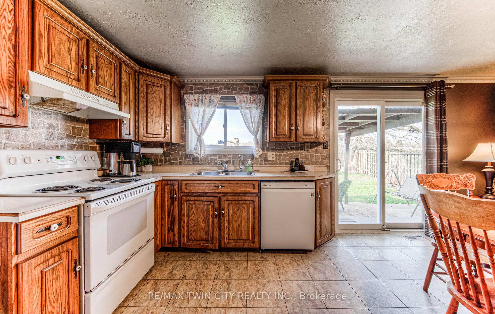 Photo 18 of 76 Newbury Drive, Kitchener — HOMEH