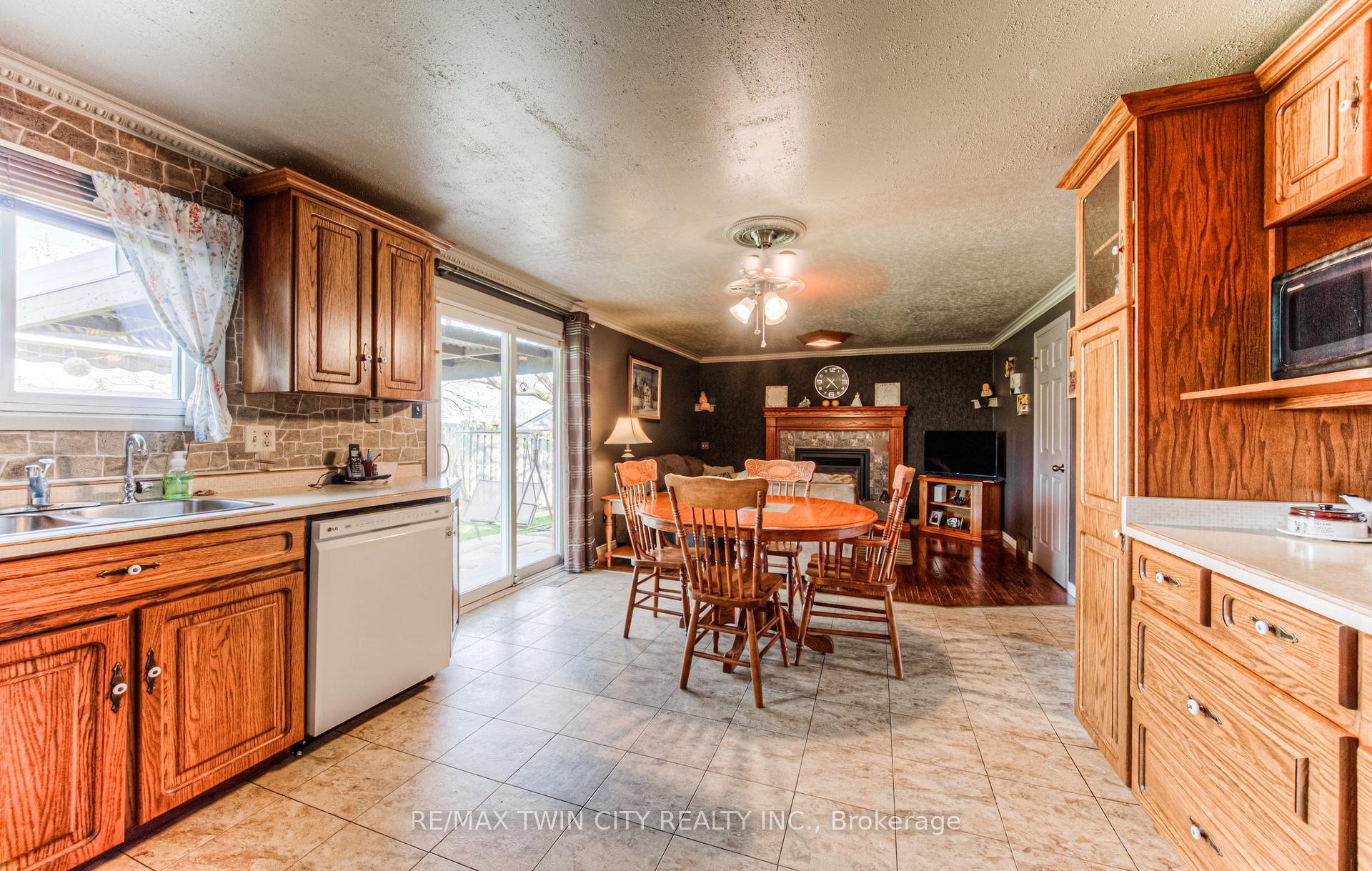 Photo 19 of 76 Newbury Drive, Kitchener — HOMEH