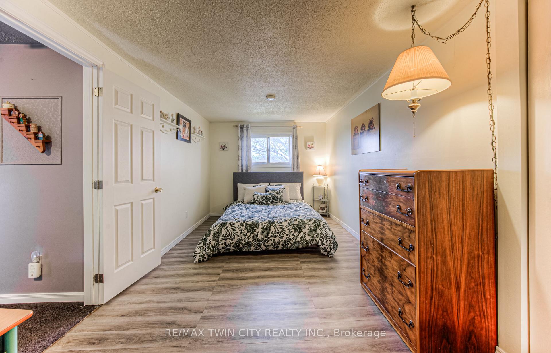 Photo 24 of 76 Newbury Drive, Kitchener — HOMEH