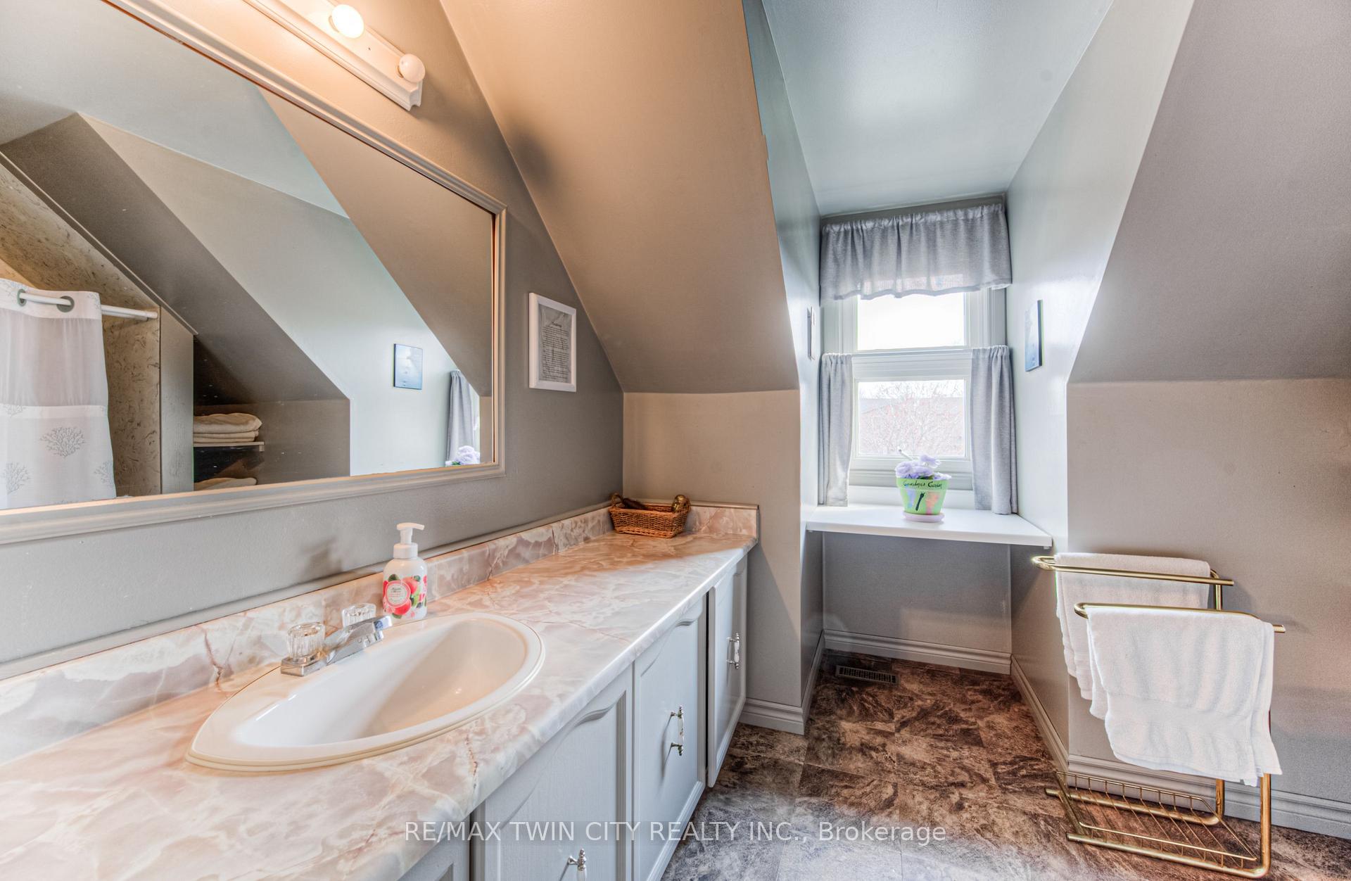 Photo 26 of 76 Newbury Drive, Kitchener — HOMEH