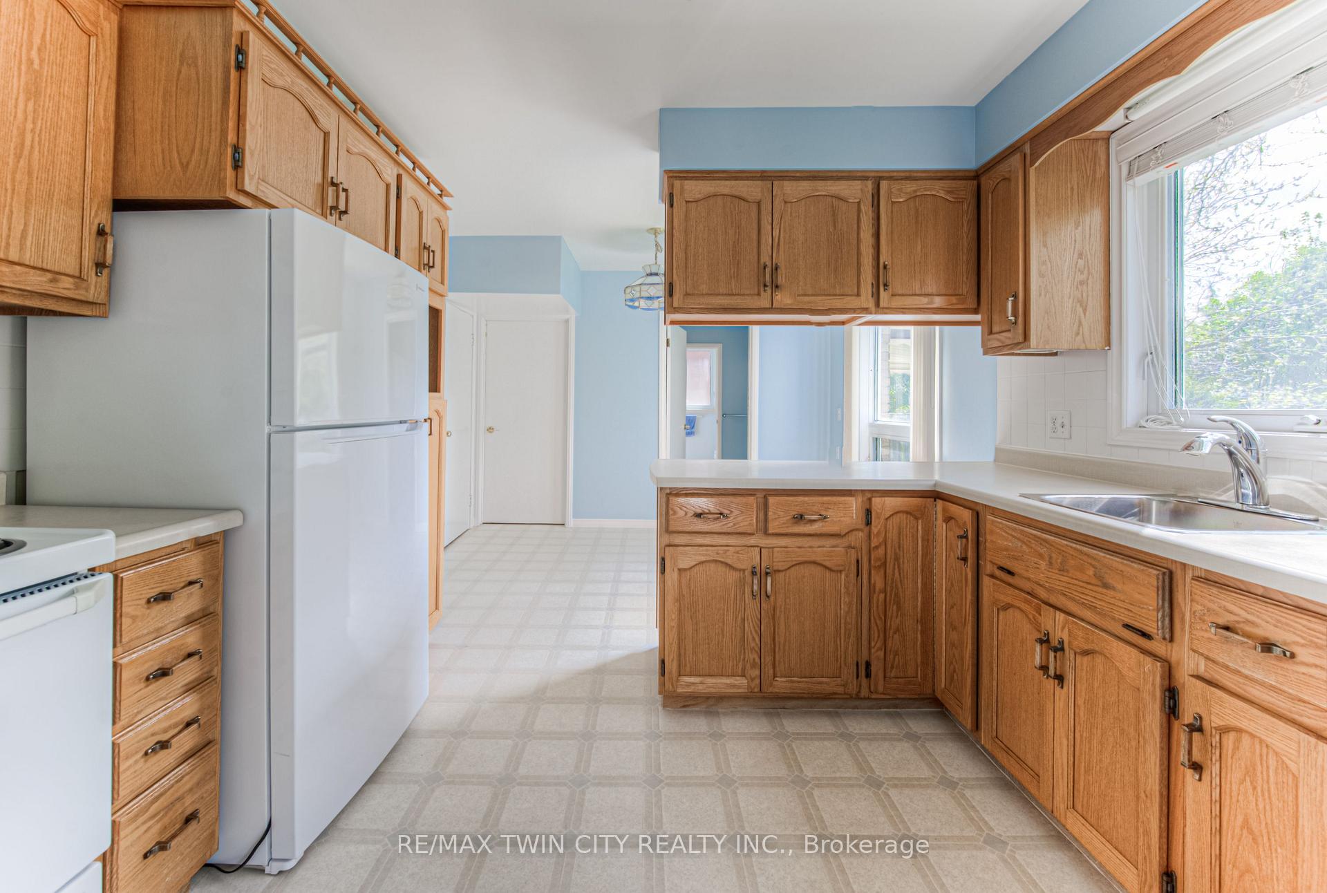Photo 4 of 301 Greenbrook Drive, Kitchener — HOMEH