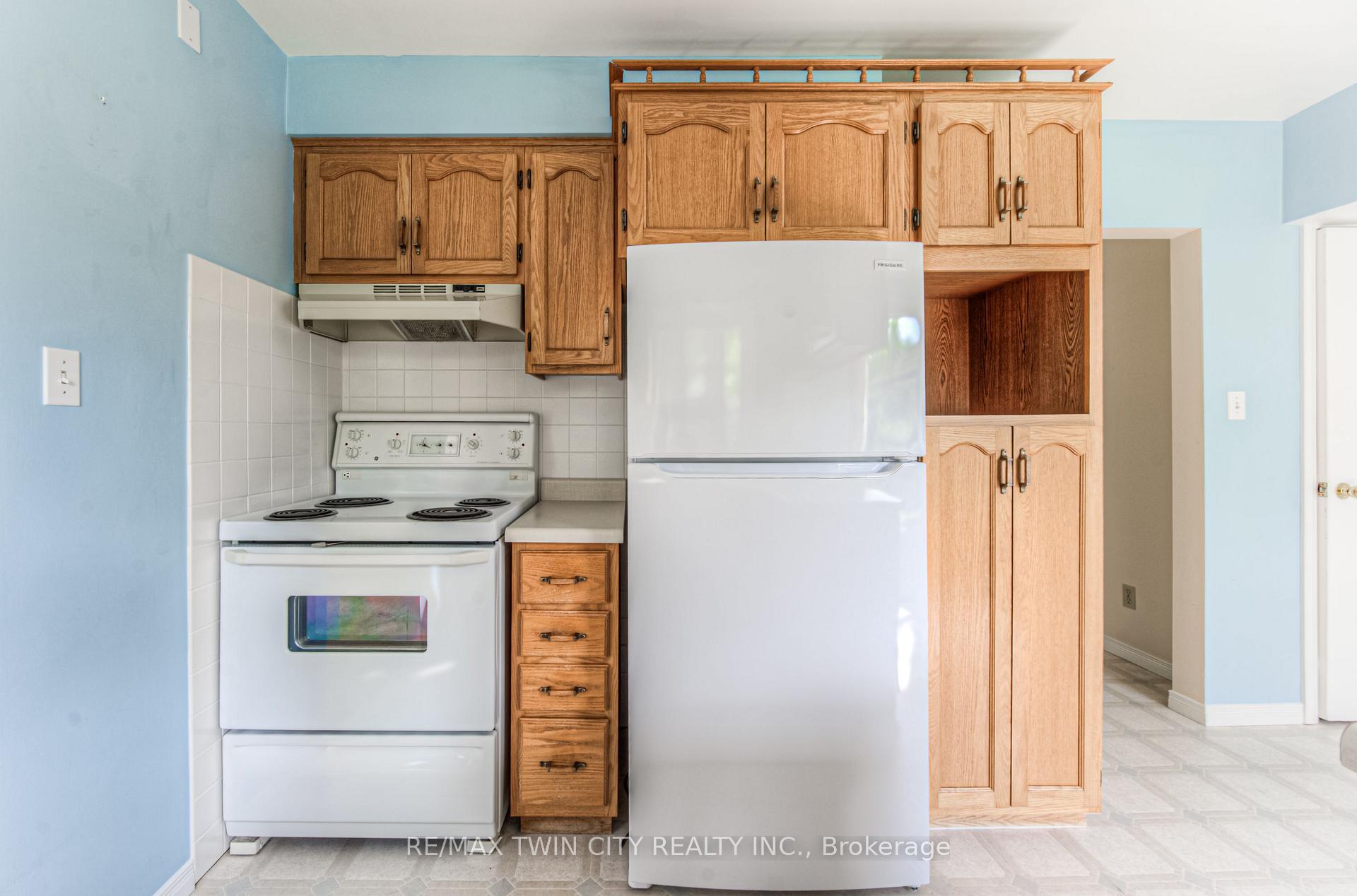 Photo 5 of 301 Greenbrook Drive, Kitchener — HOMEH