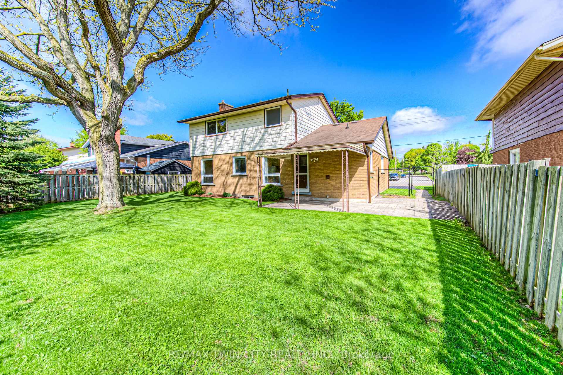 Photo 10 of 301 Greenbrook Drive, Kitchener — HOMEH