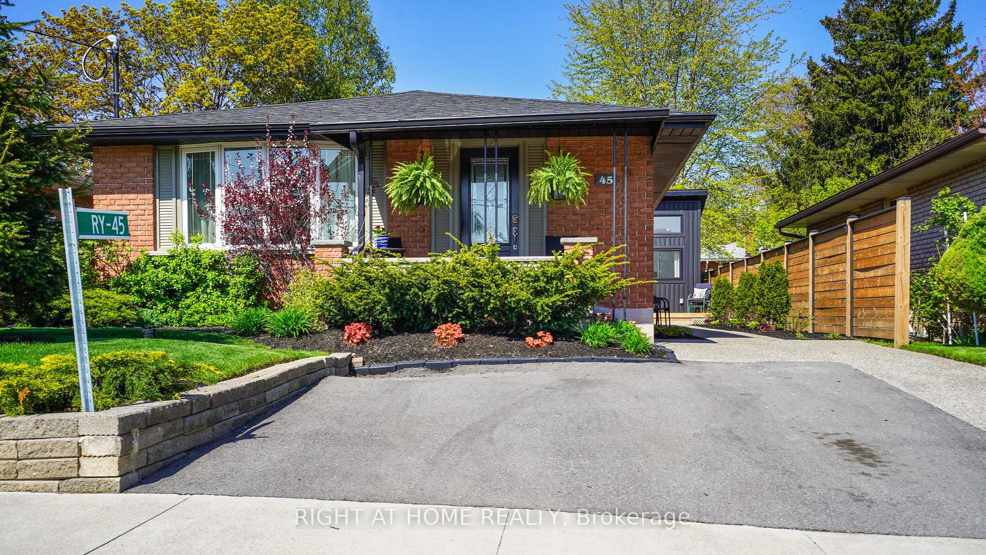 Photo 2 of 45 Bond Street, Kitchener — HOMEH