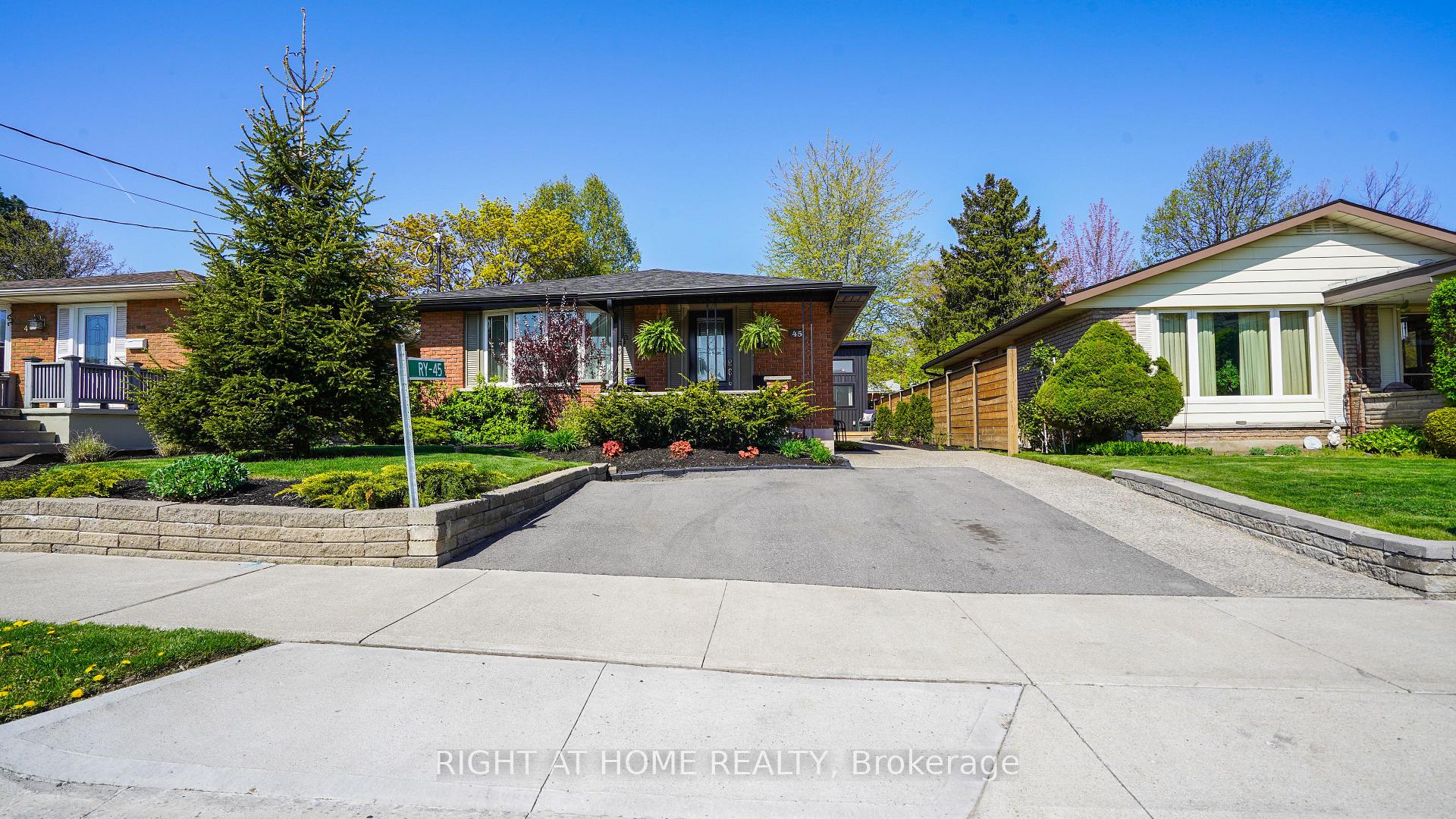 Photo 3 of 45 Bond Street, Kitchener — HOMEH