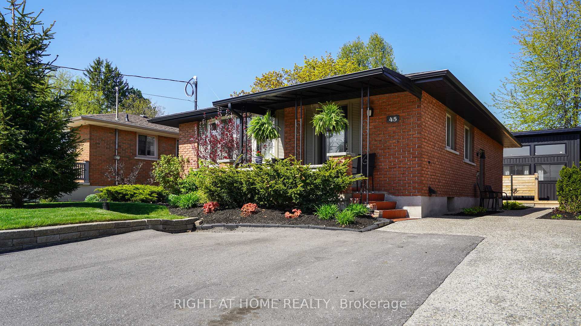 Photo 4 of 45 Bond Street, Kitchener — HOMEH