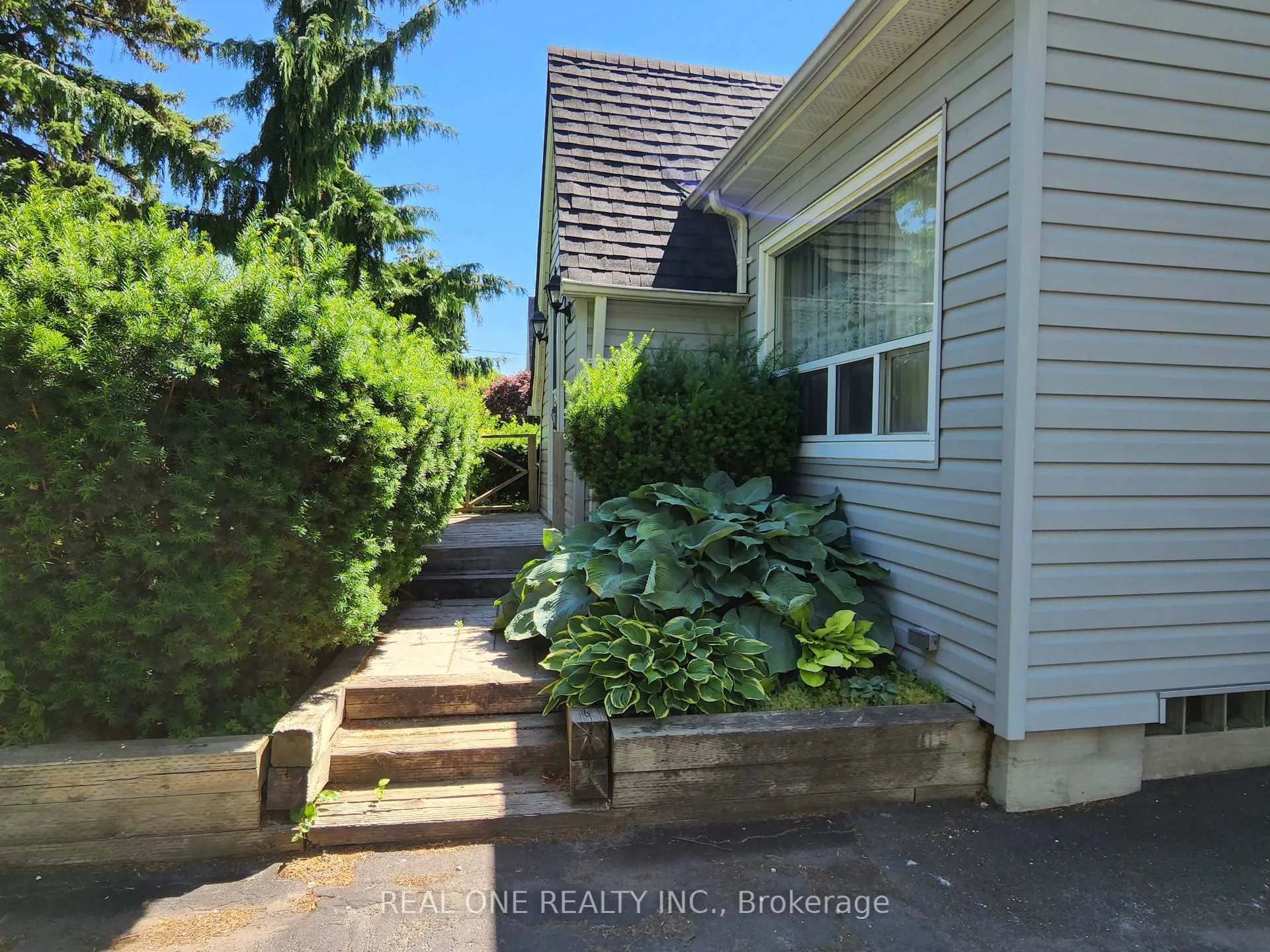 Photo 3 of 9 Erlane Avenue, Markham, Bullock — HOMEH