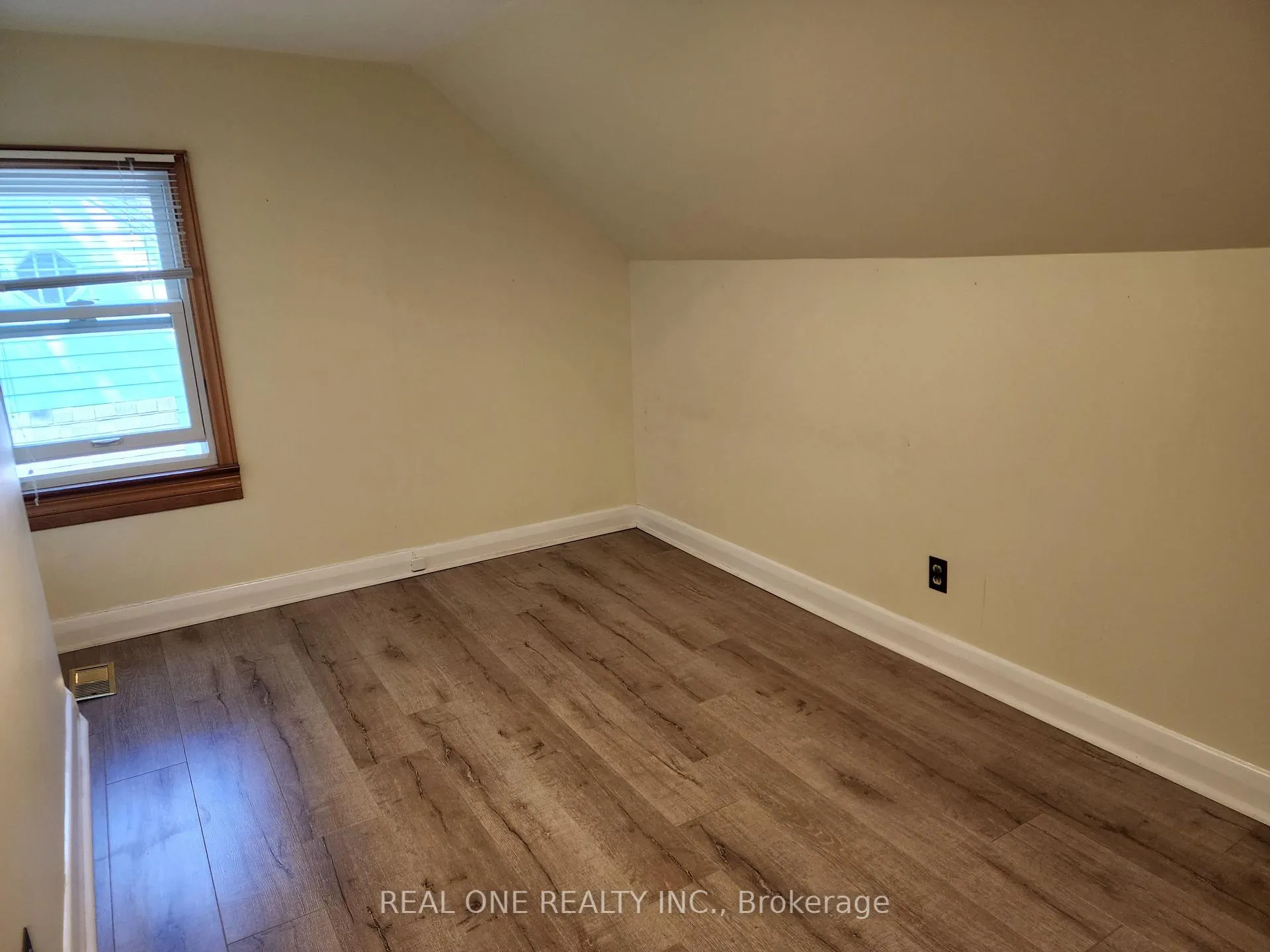 Photo 14 of 9 Erlane Avenue, Markham, Bullock — HOMEH