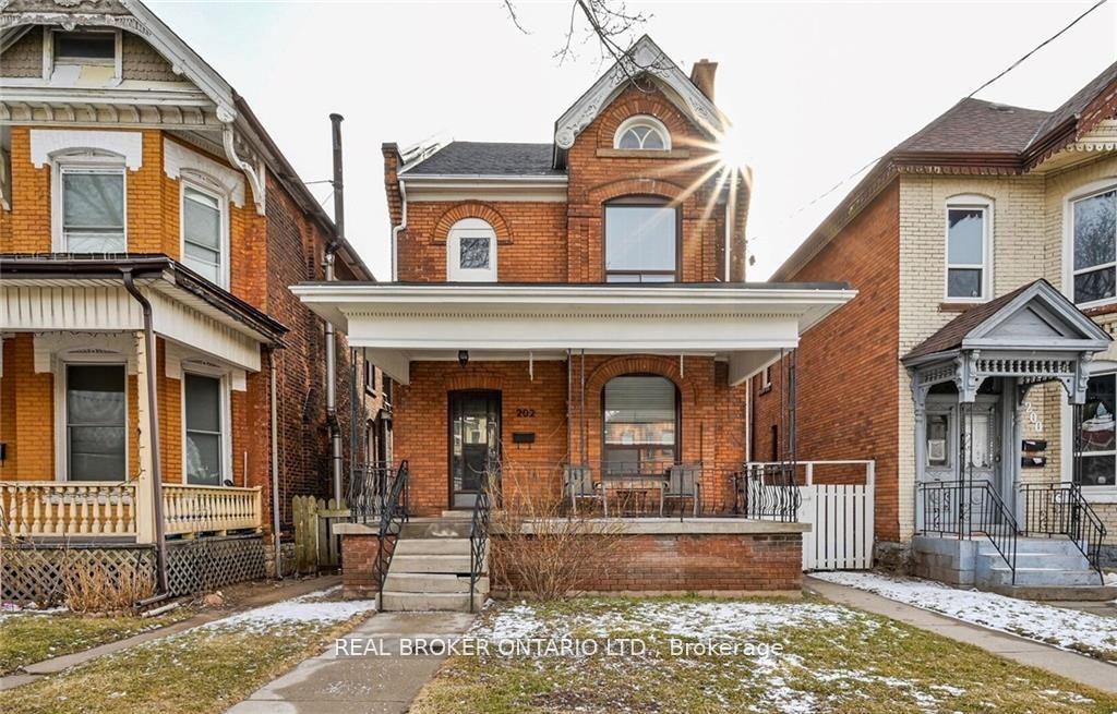 Front of Unit Lower, 202 Victoria Avenue N