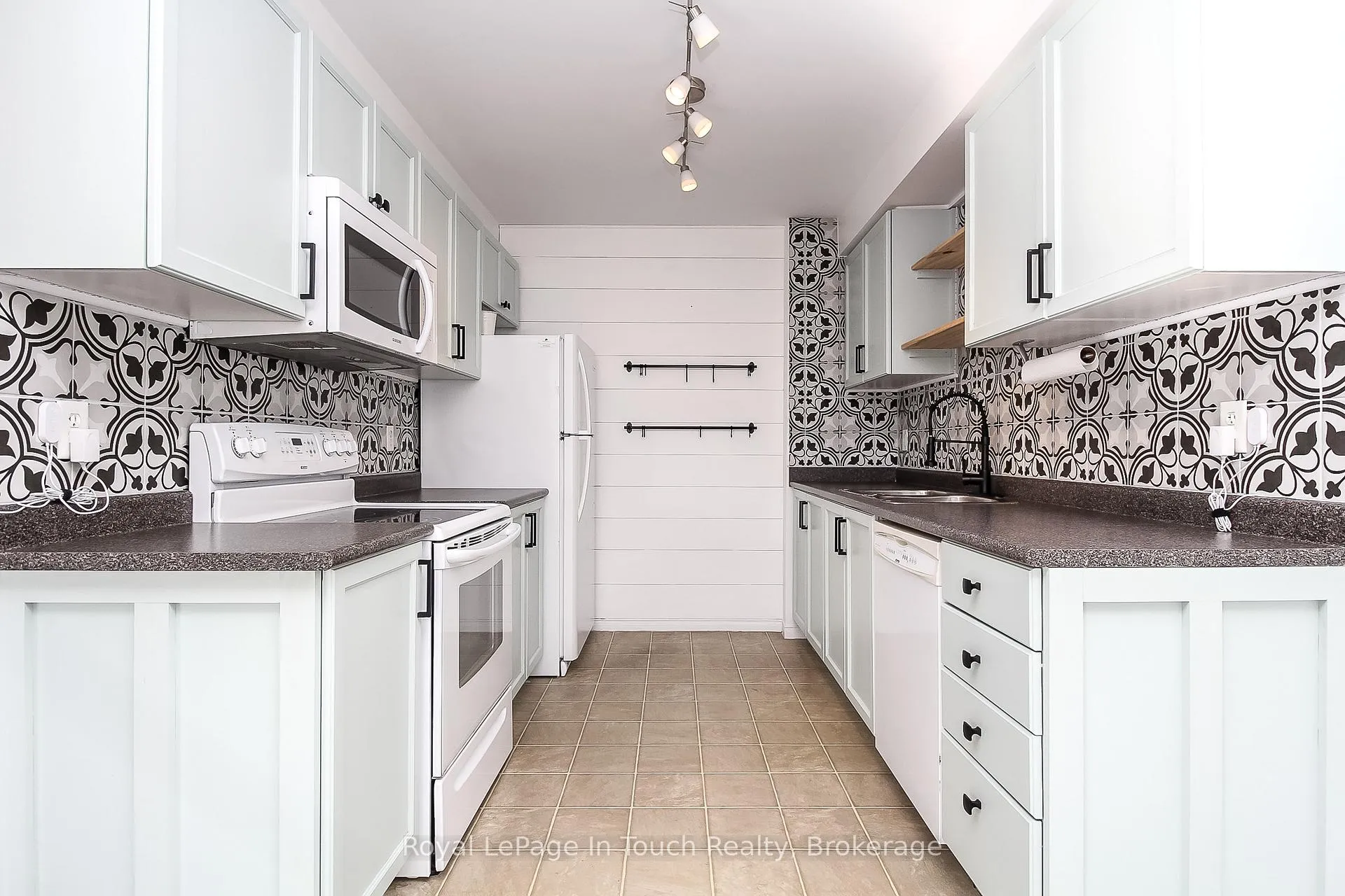 Photo 9 of 126 Southwinds Crescent, Midland — HOMEH