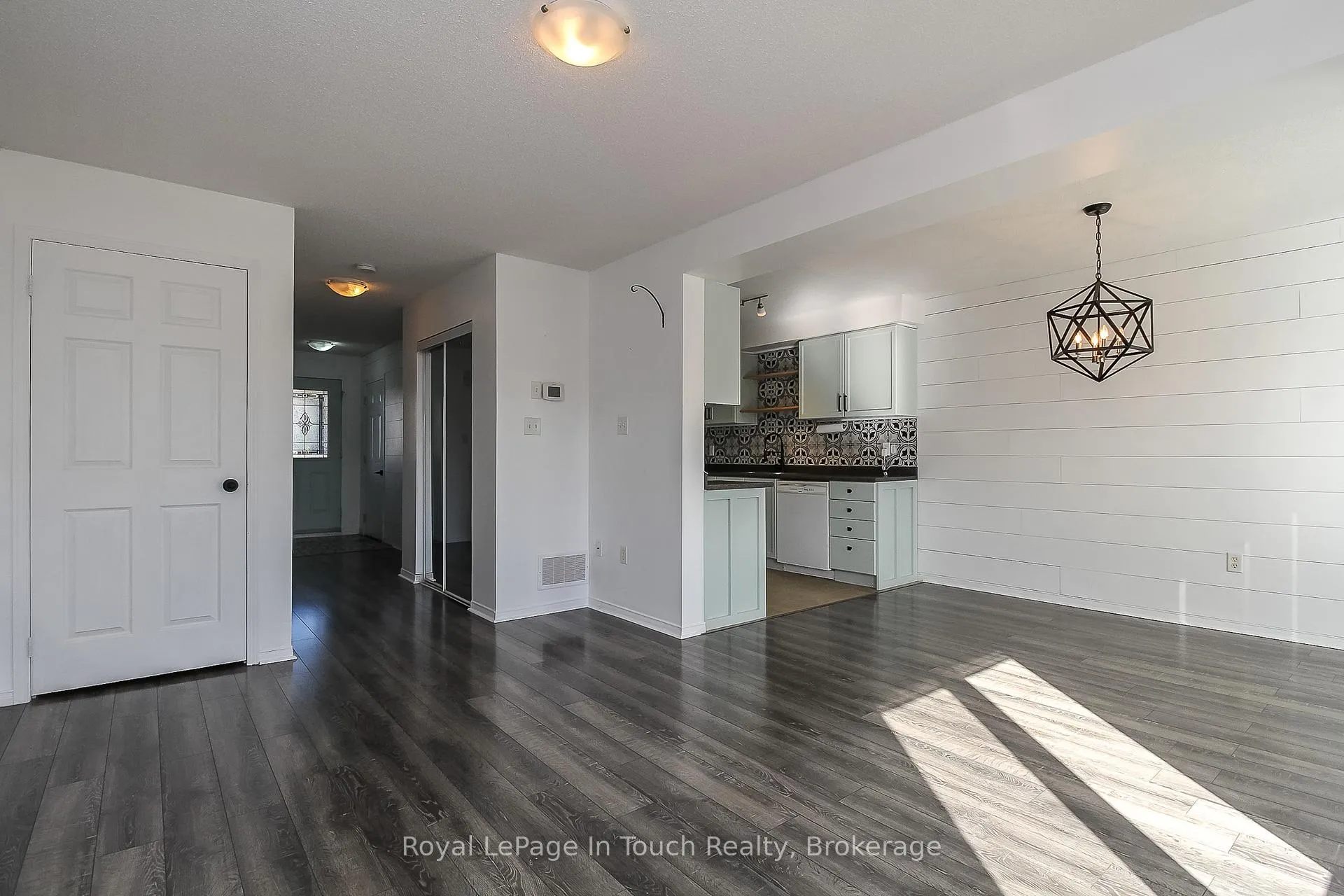 Photo 10 of 126 Southwinds Crescent, Midland — HOMEH