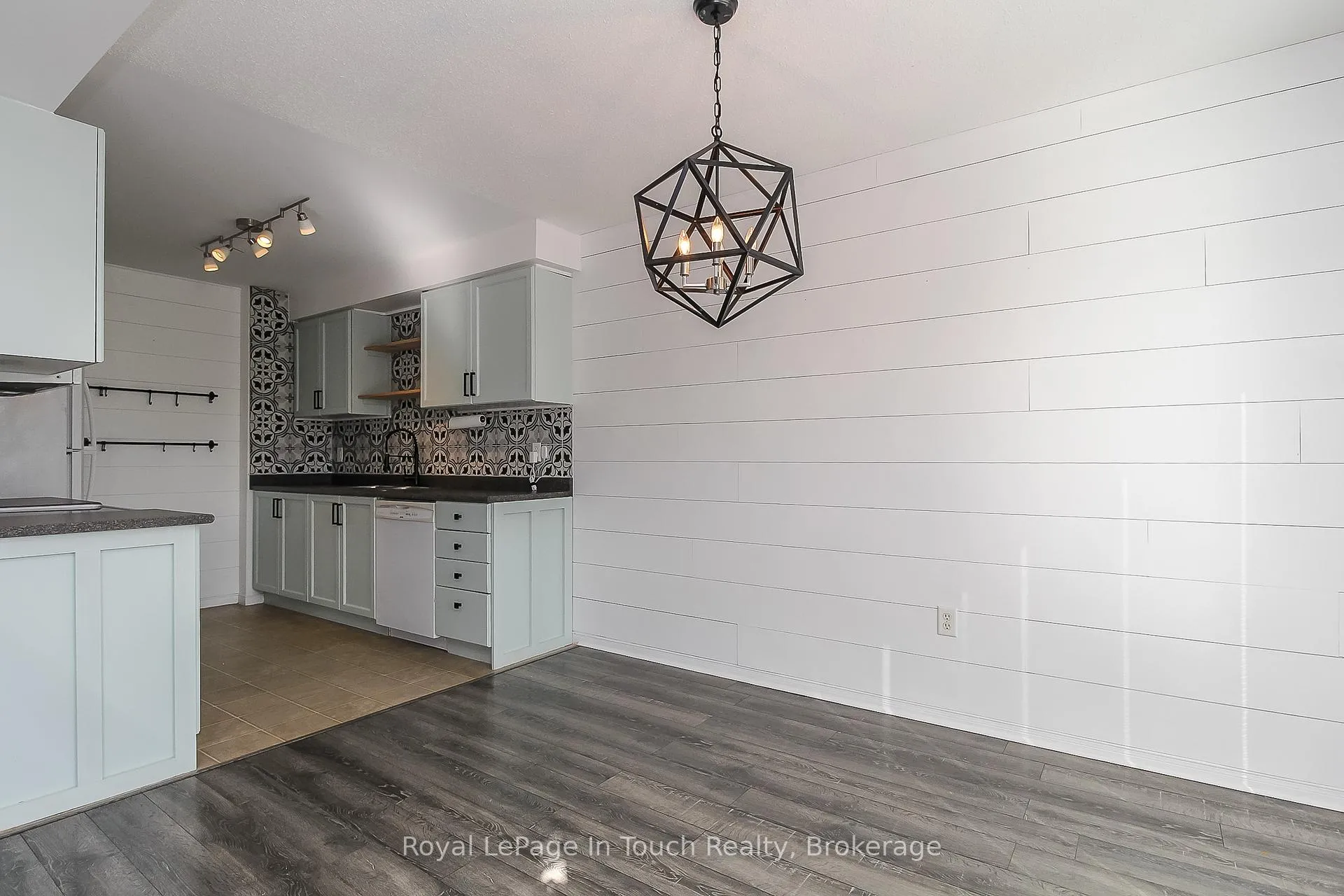 Photo 11 of 126 Southwinds Crescent, Midland — HOMEH