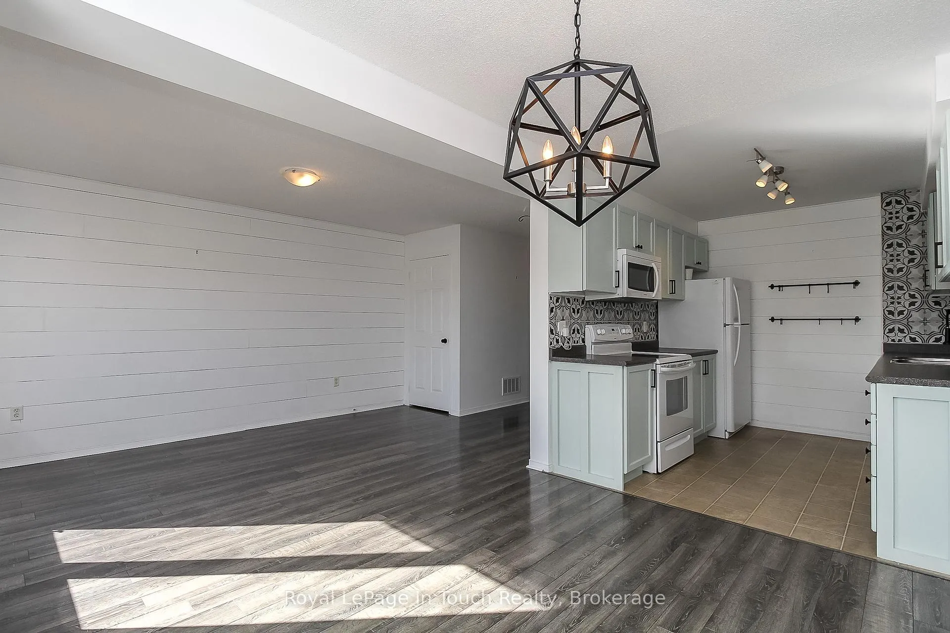 Photo 12 of 126 Southwinds Crescent, Midland — HOMEH