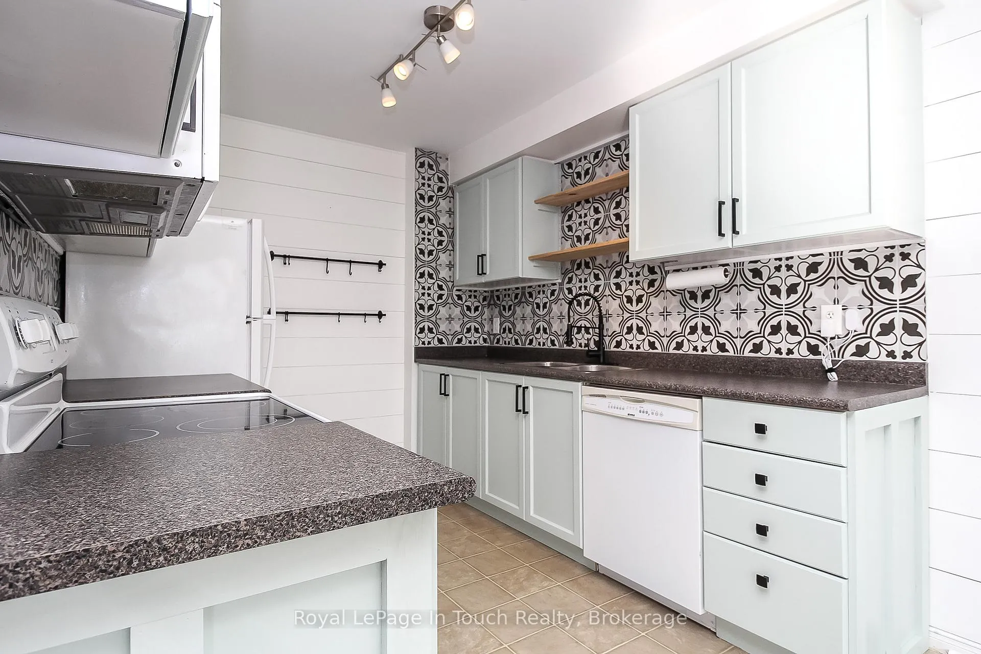 Photo 15 of 126 Southwinds Crescent, Midland — HOMEH
