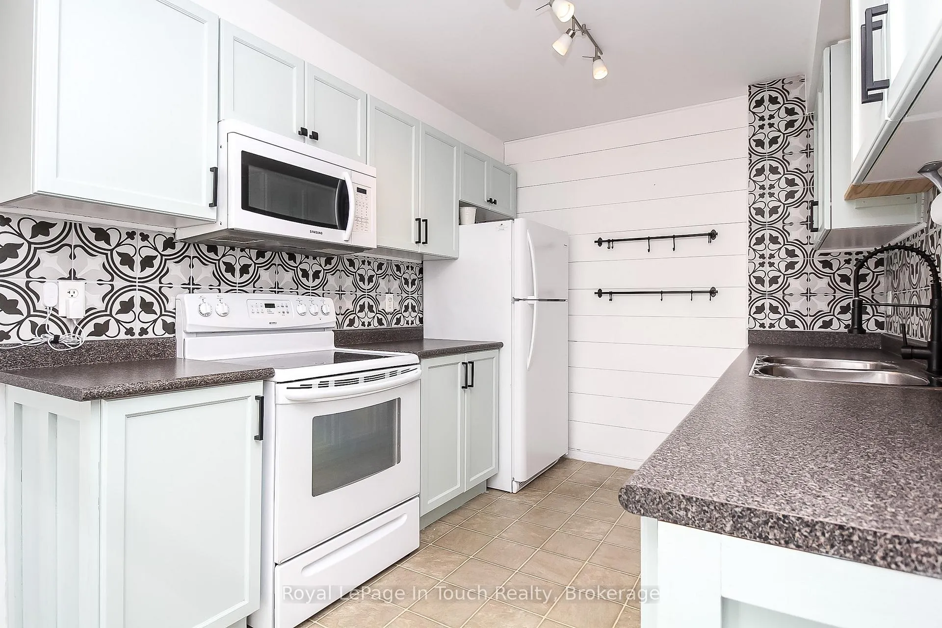 Photo 16 of 126 Southwinds Crescent, Midland — HOMEH