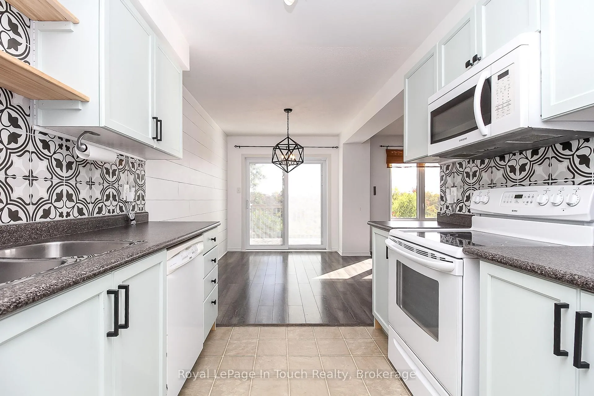 Photo 17 of 126 Southwinds Crescent, Midland — HOMEH